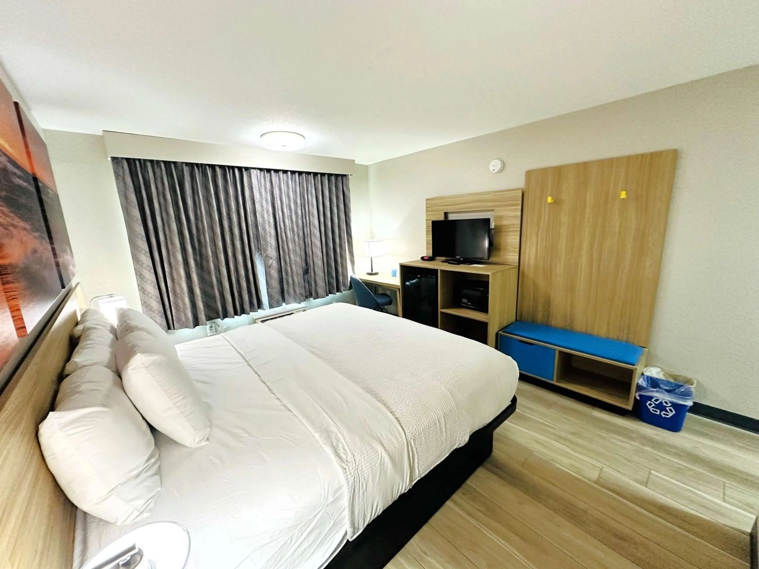 Photo of the whole room, Bed in Days Inn by Wyndham Holland