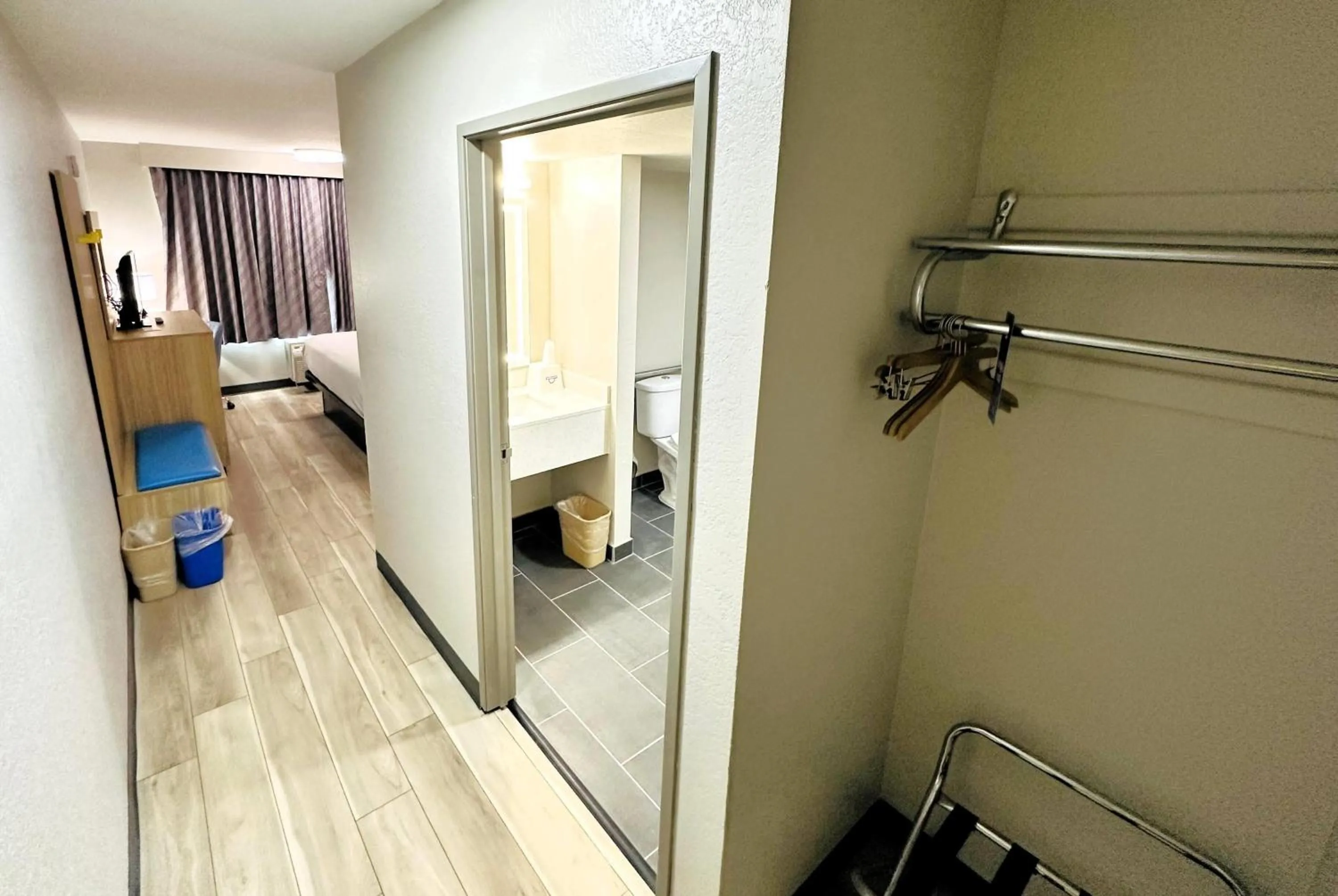 Photo of the whole room, Bed in Days Inn by Wyndham Holland