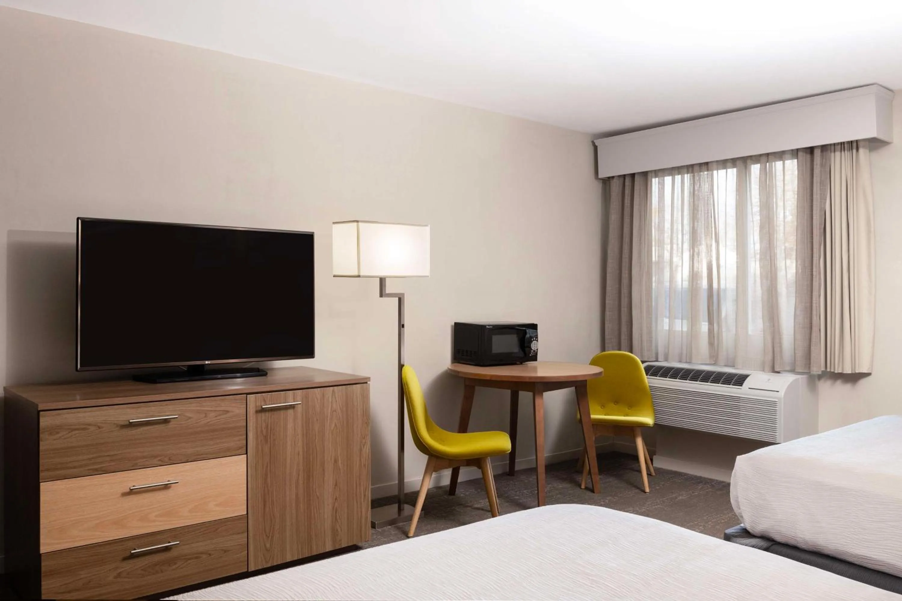 Bedroom, Bed in Aiden by Best Western Cape Cod - West Yarmouth