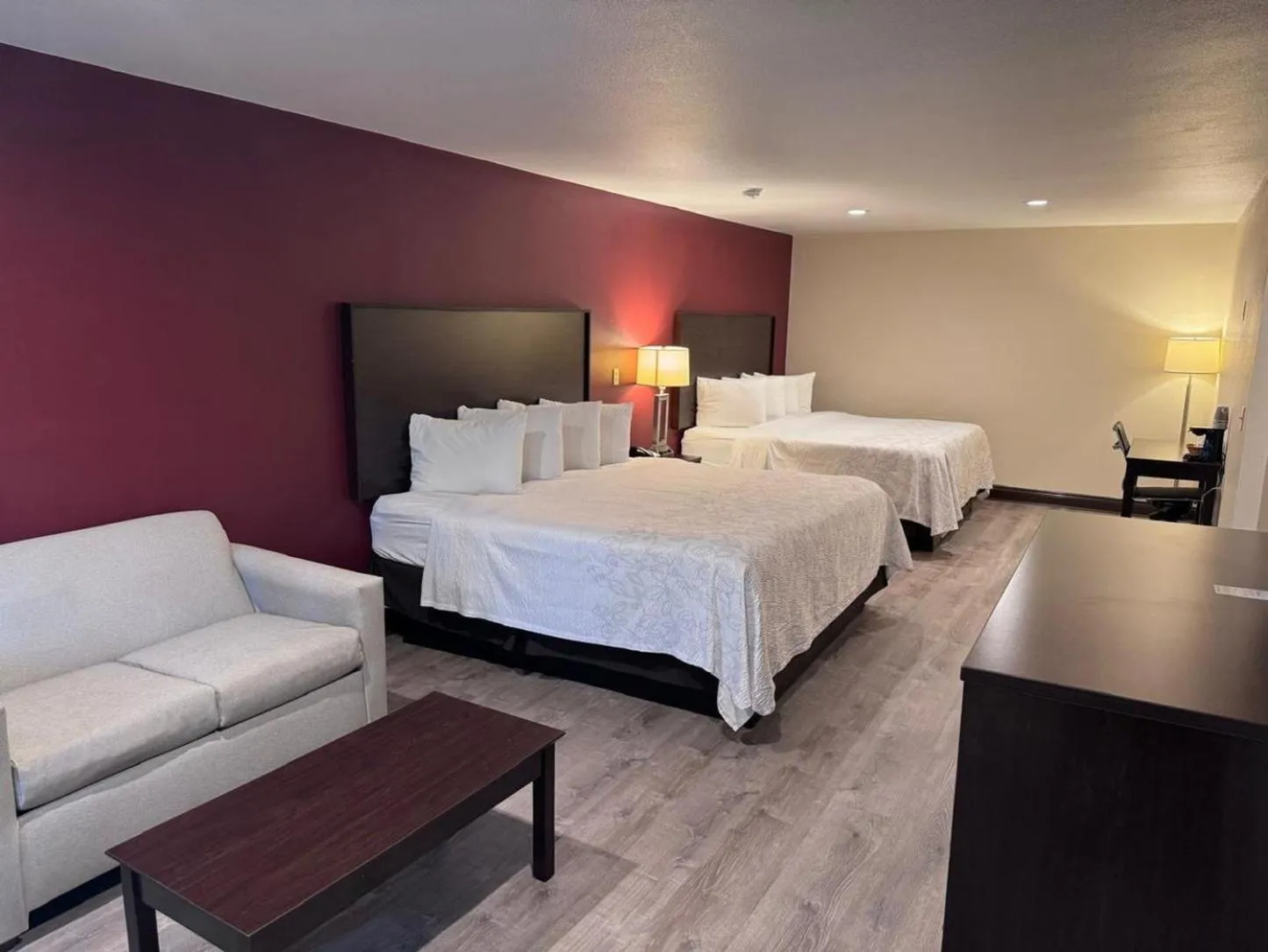 Photo of the whole room, Bed in Red Roof Inn PLUS+ Hammond