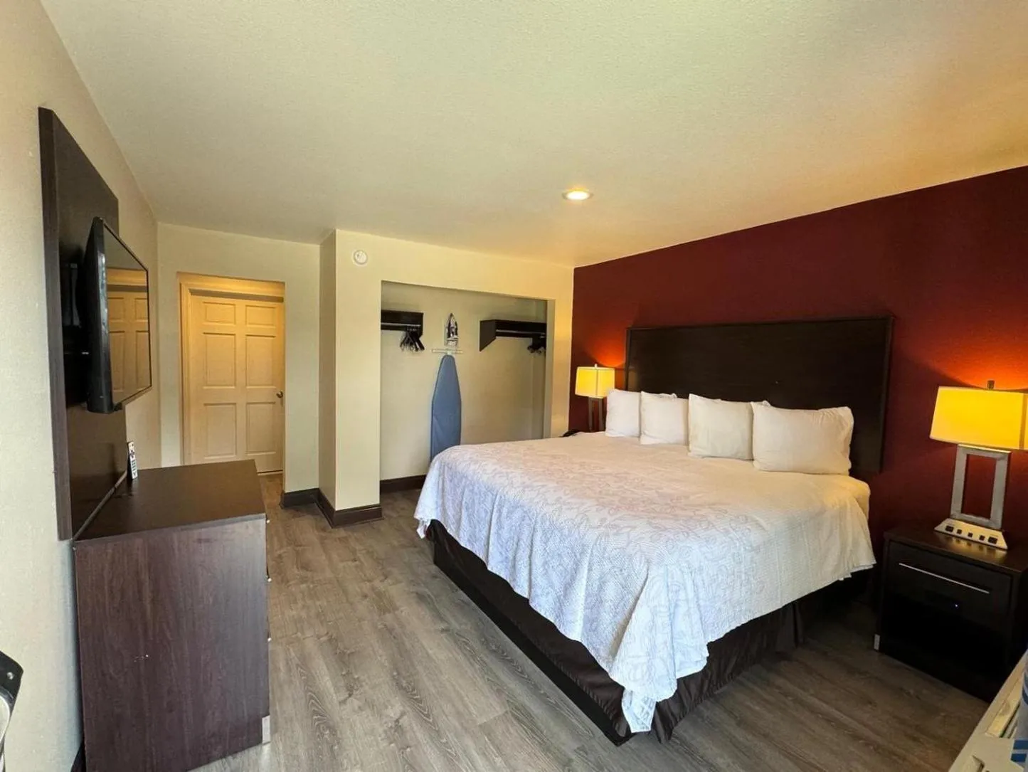 Photo of the whole room, Bed in Red Roof Inn PLUS+ Hammond