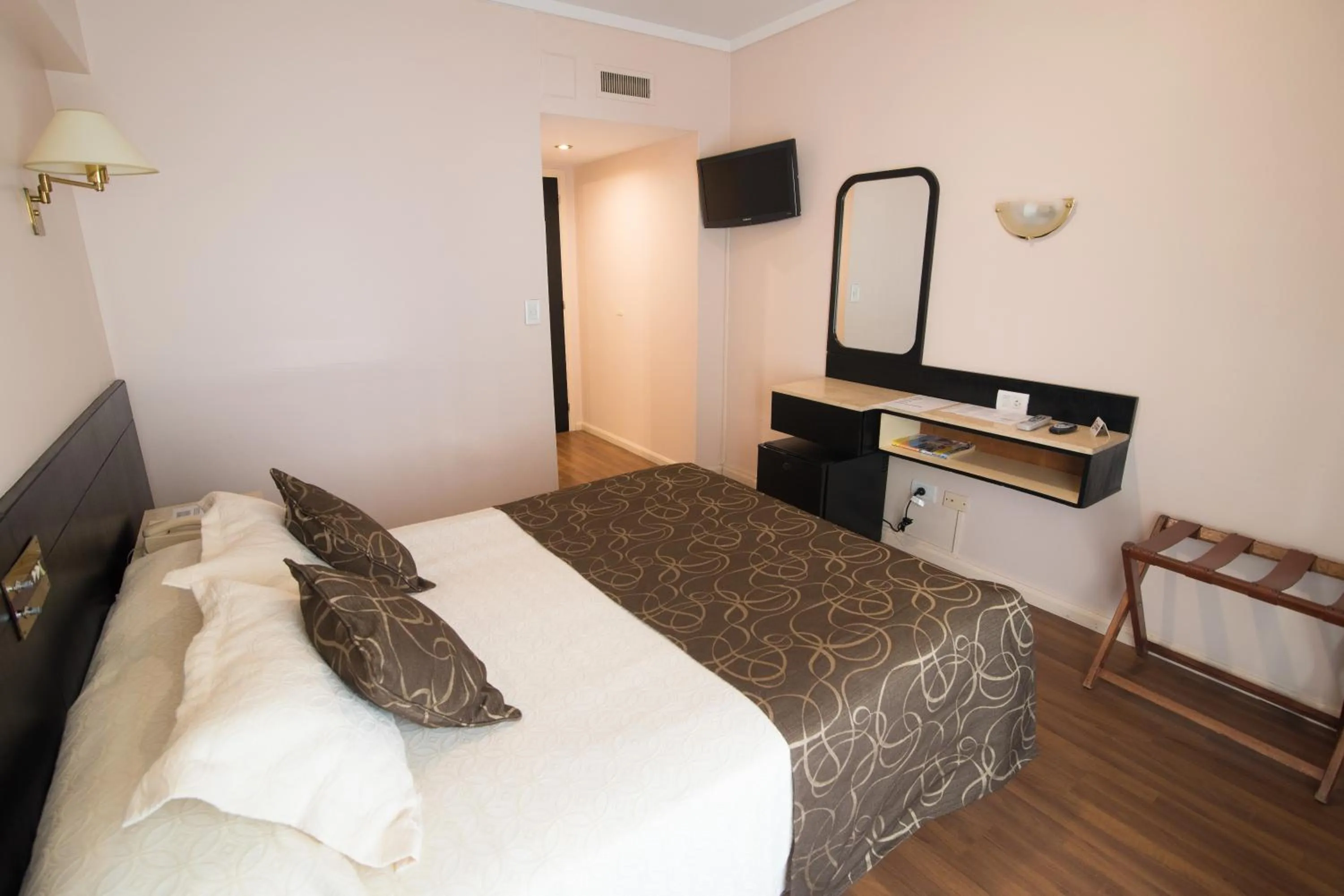 cot, Bed in Gran Hotel Continental