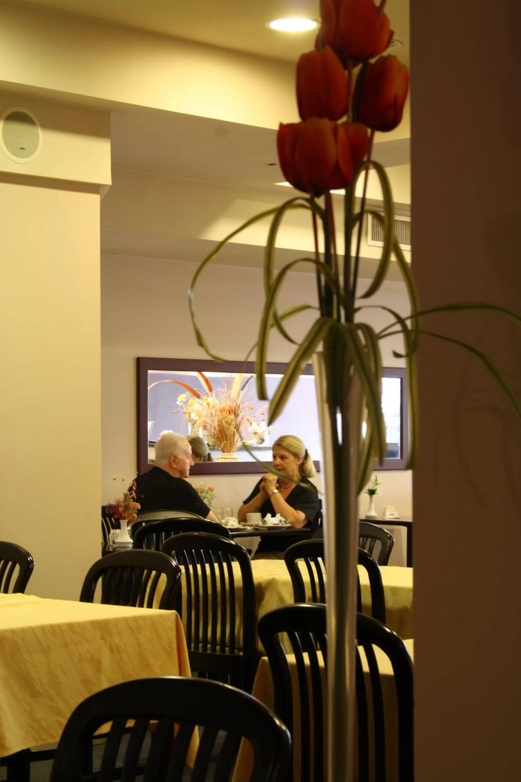 People in Gran Hotel Continental