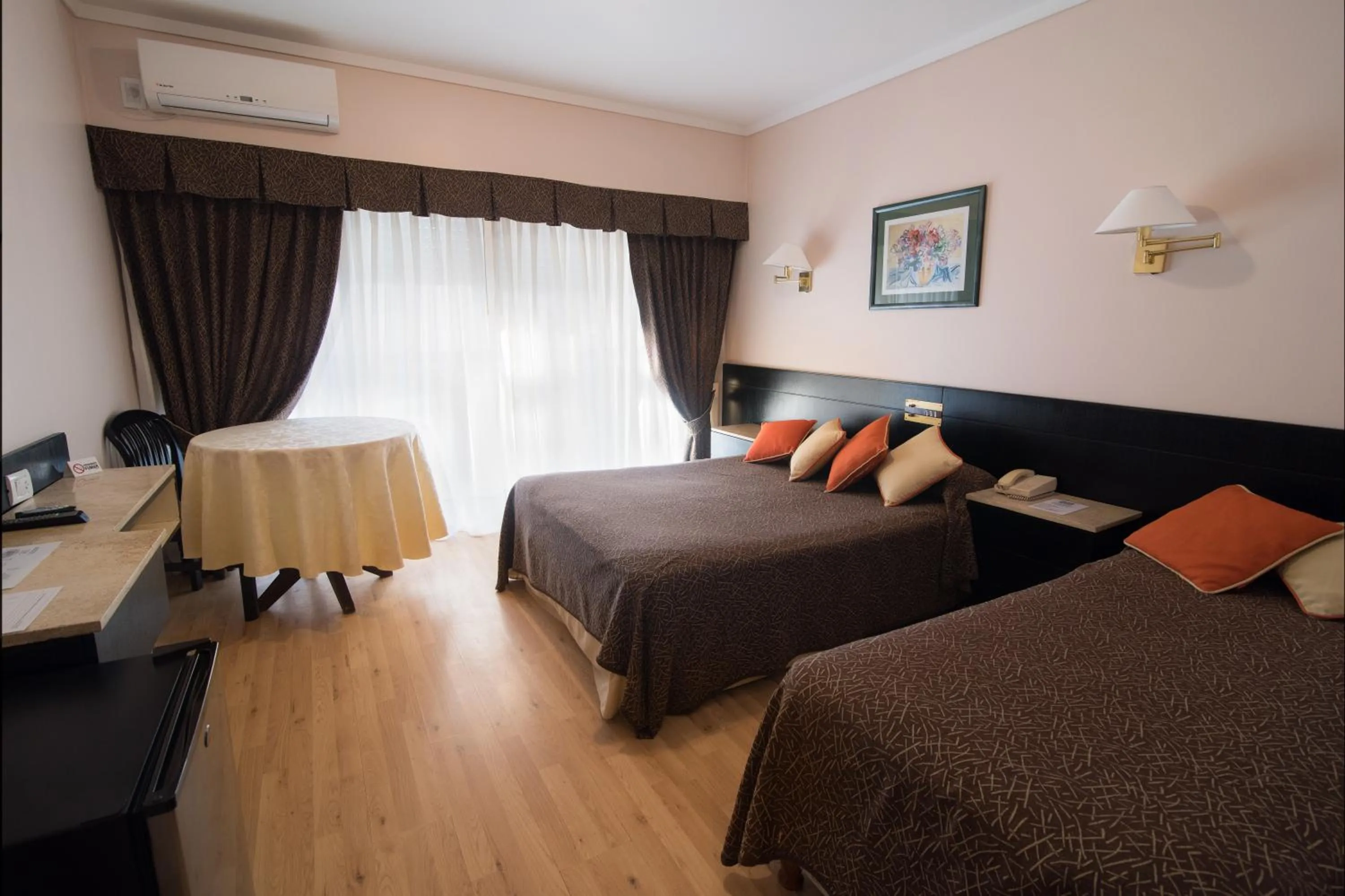 Photo of the whole room, Bed in Gran Hotel Continental