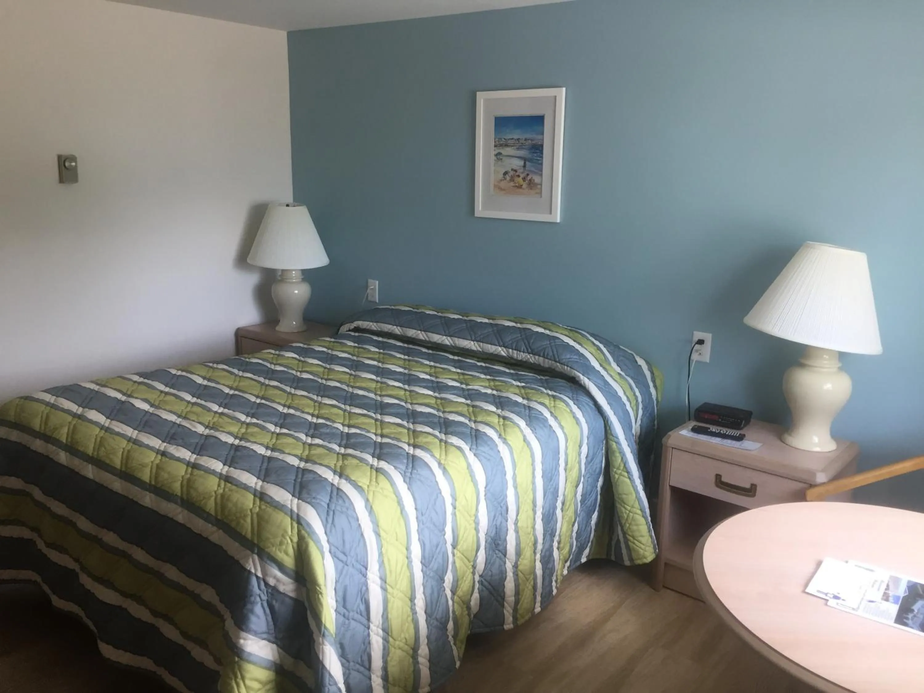 Bed in Ne'r Beach Motel