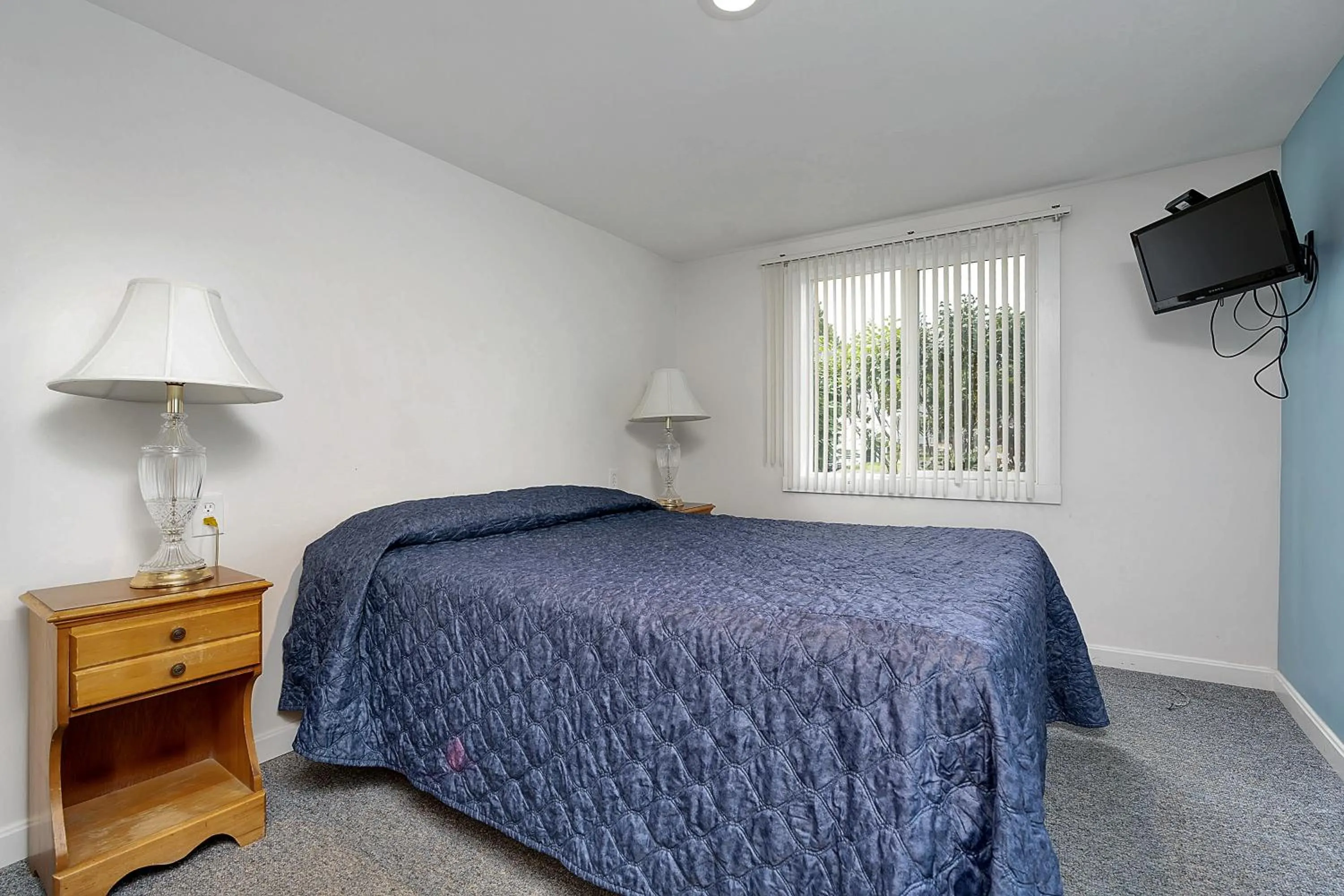 Bed in Ne'r Beach Motel