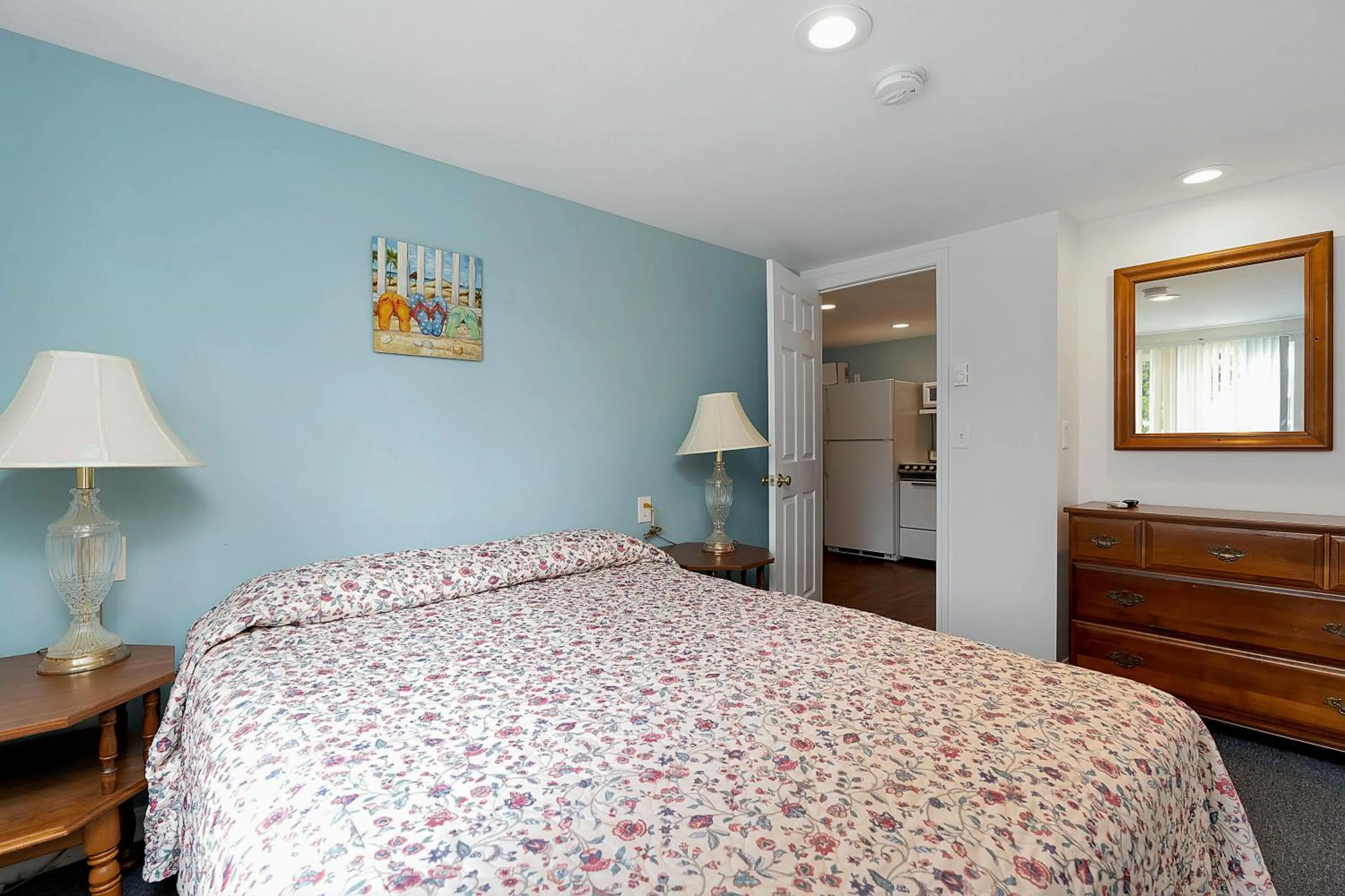 Bed in Ne'r Beach Motel