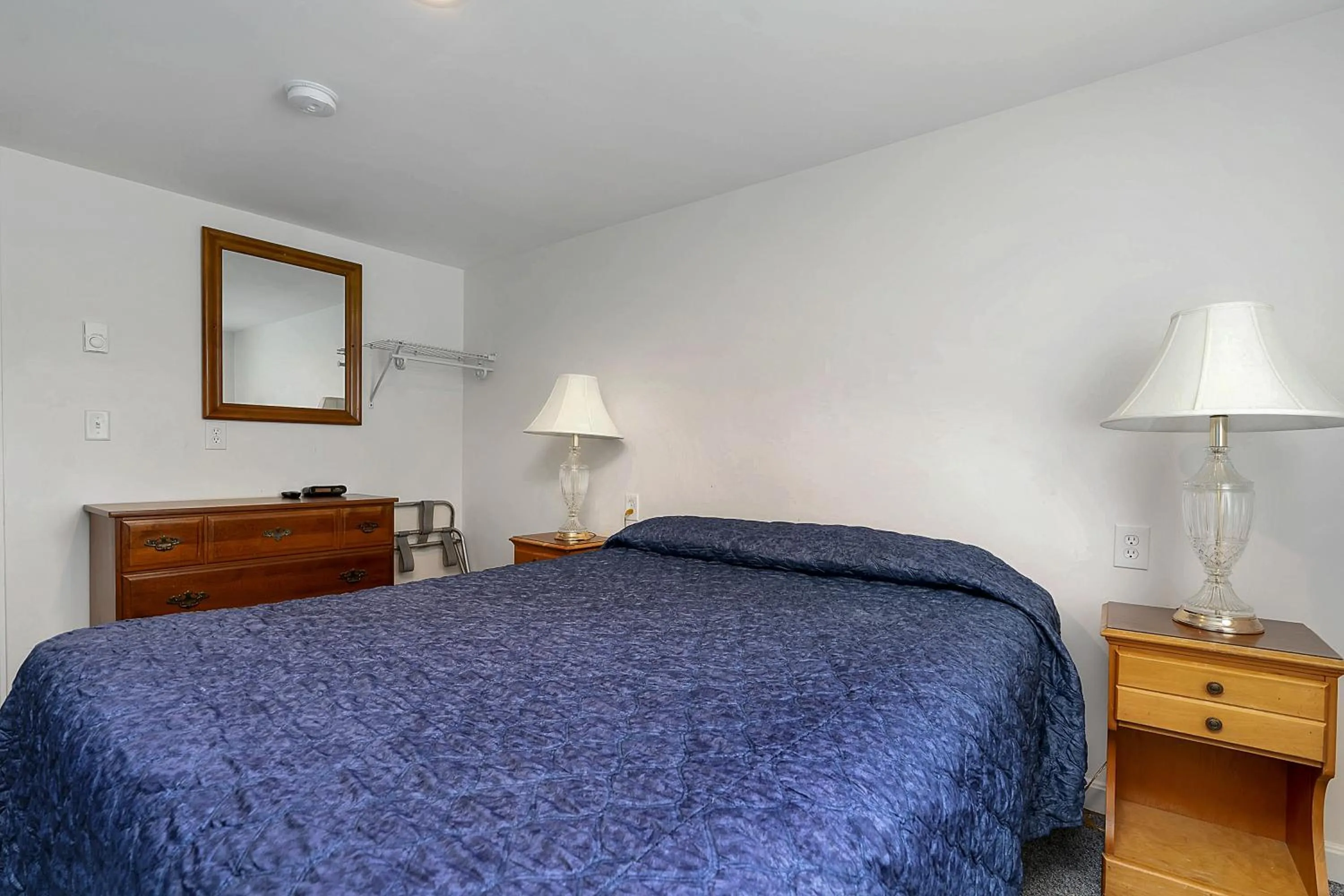 Bed in Ne'r Beach Motel