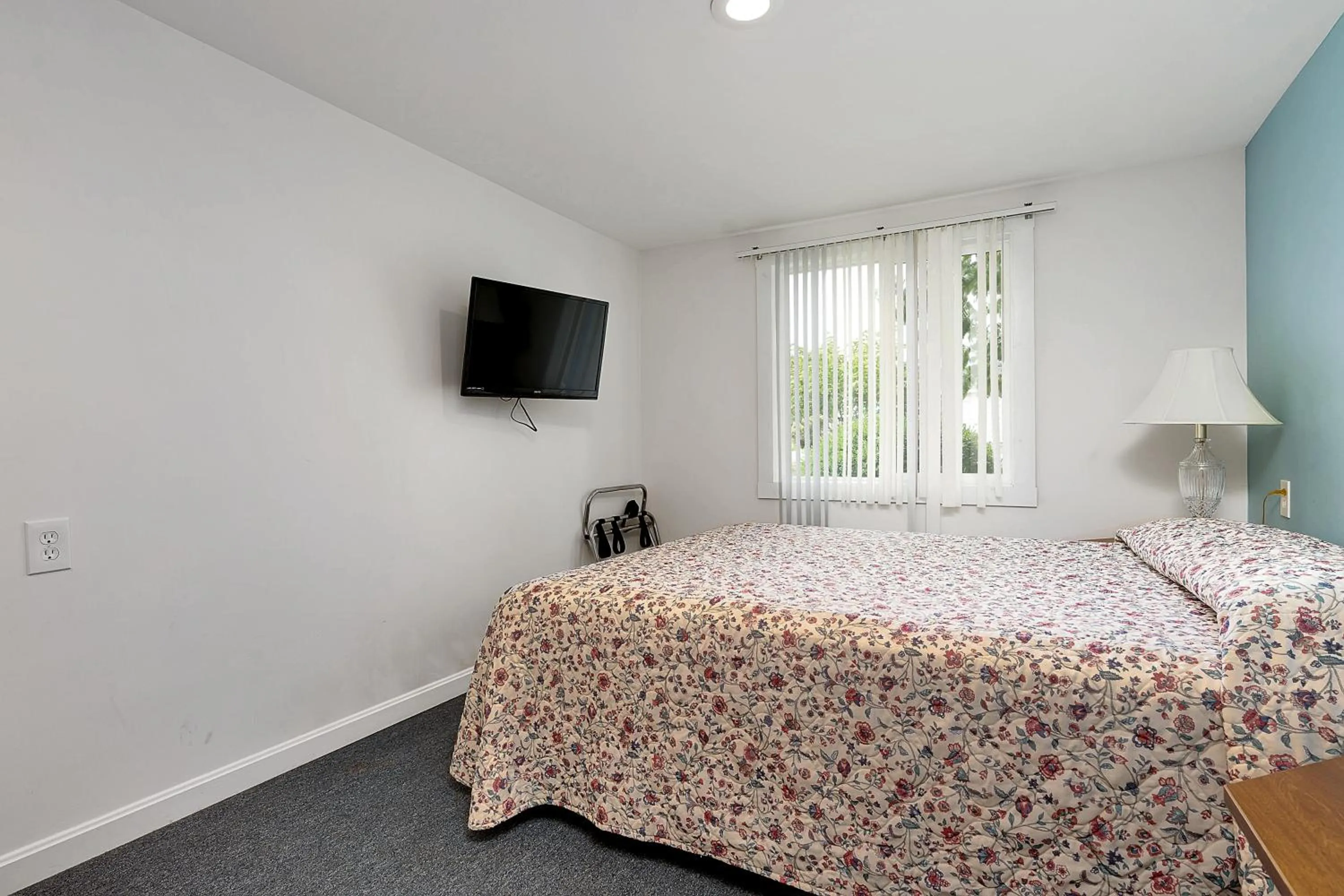 Bed in Ne'r Beach Motel