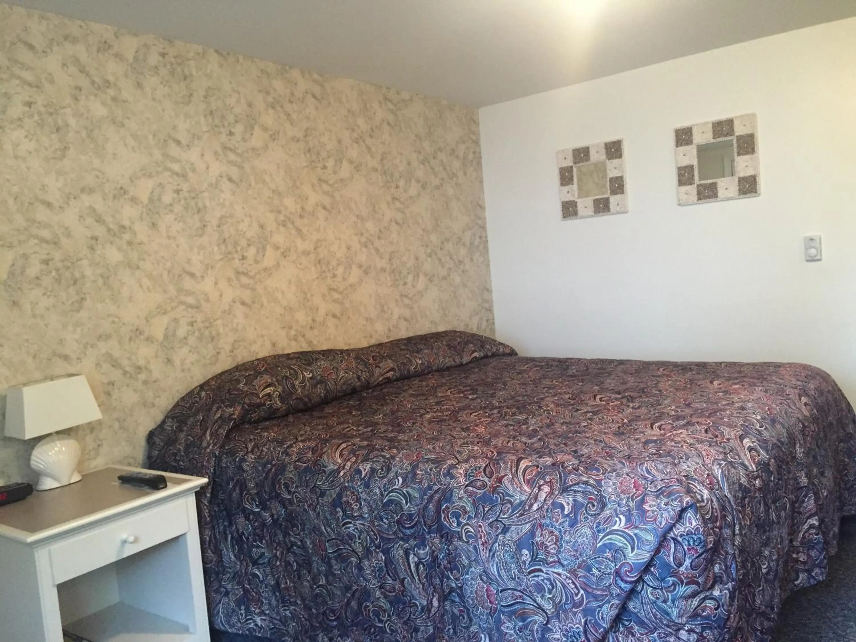 Bed in Ne'r Beach Motel