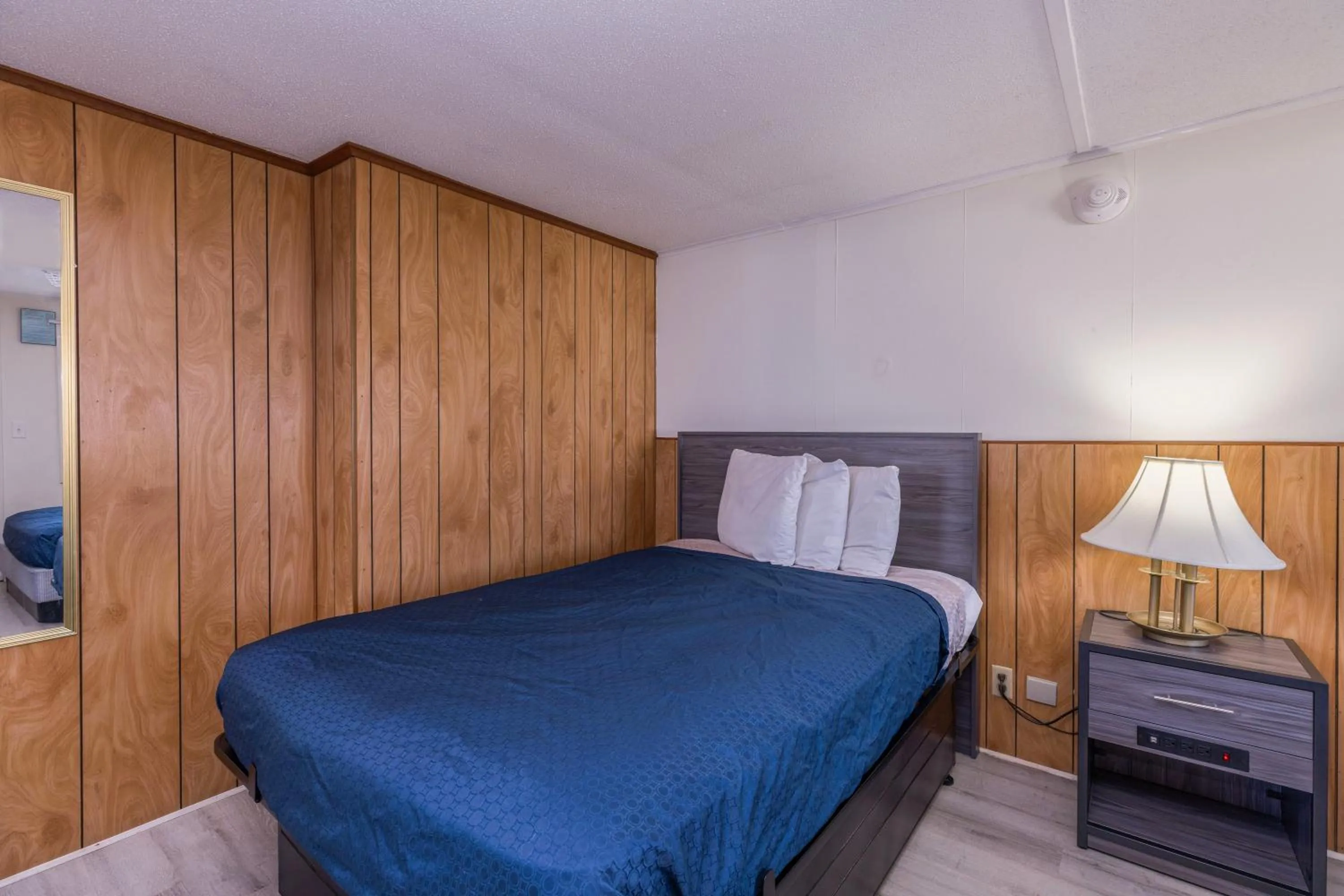 Bed in Ne'r Beach Motel