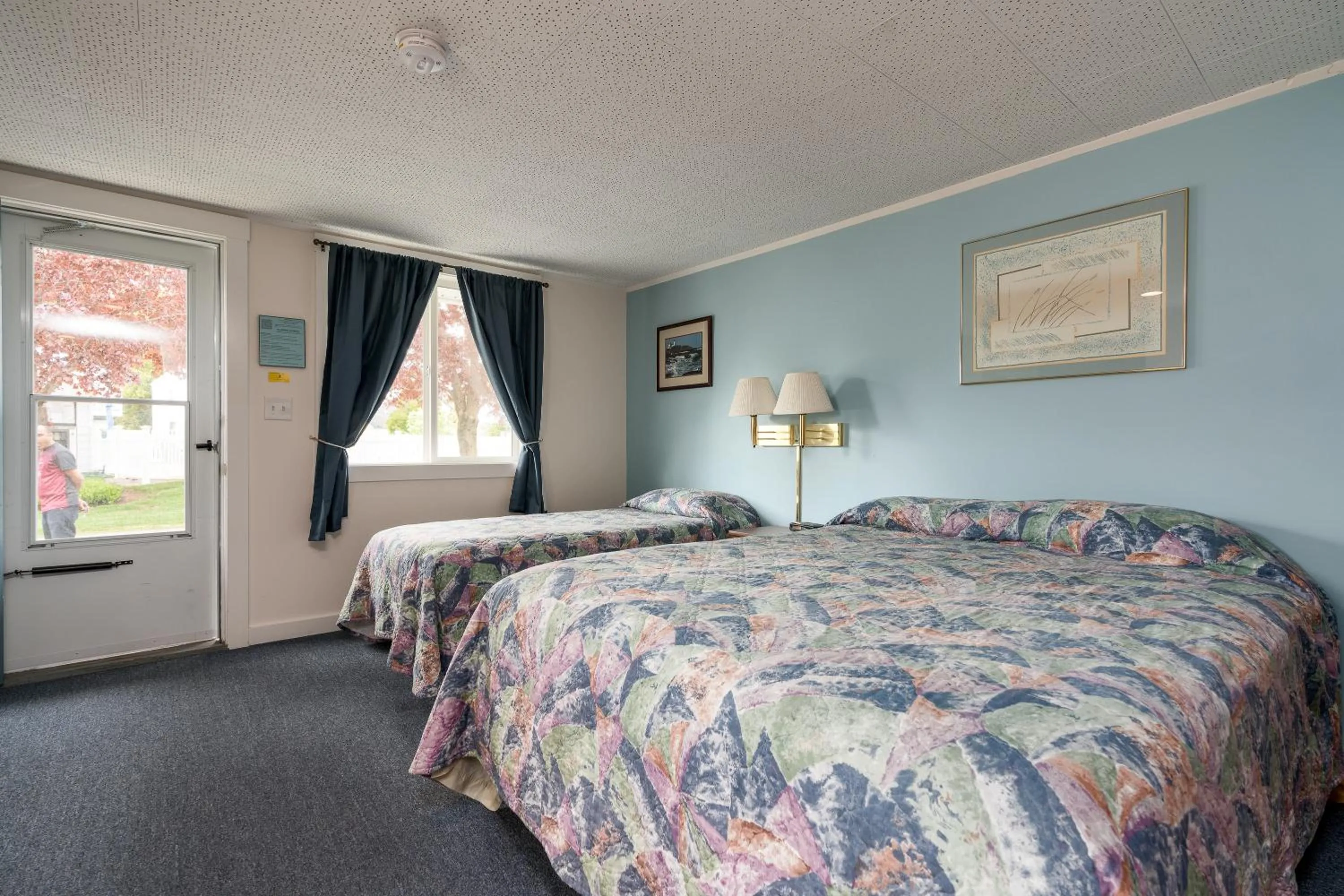 Bed in Ne'r Beach Motel