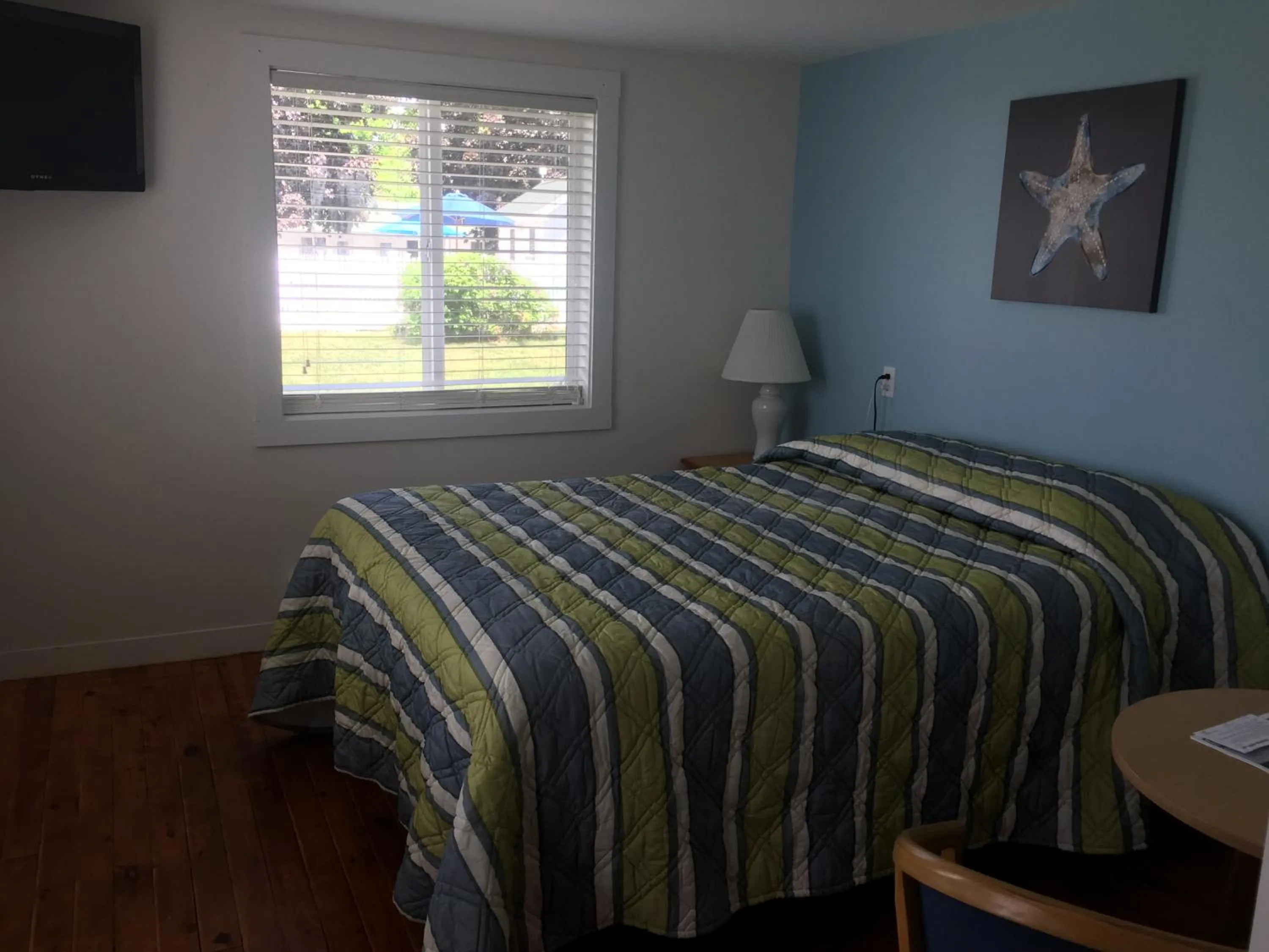 Bed in Ne'r Beach Motel