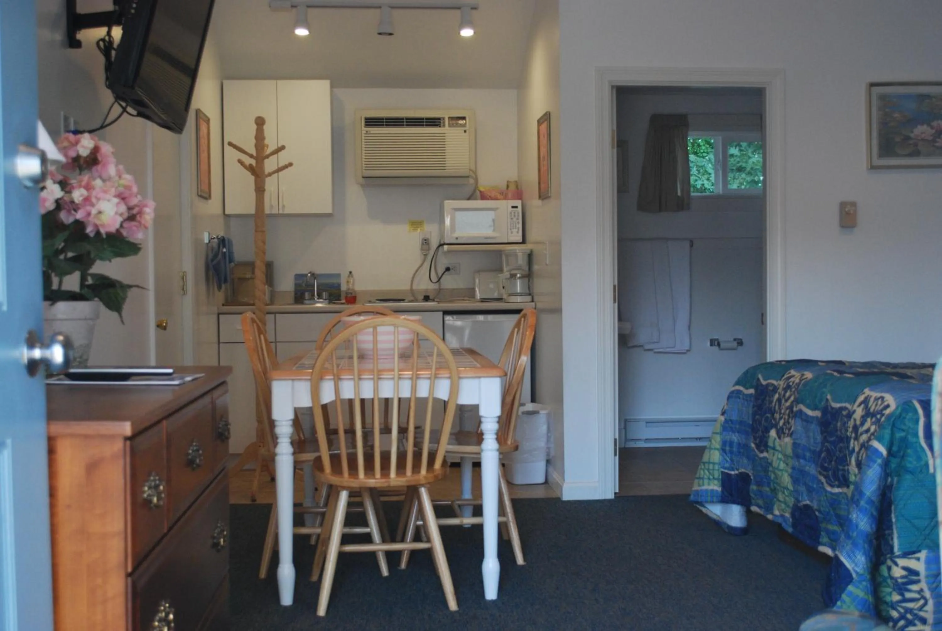 Photo of the whole room in Ne'r Beach Motel