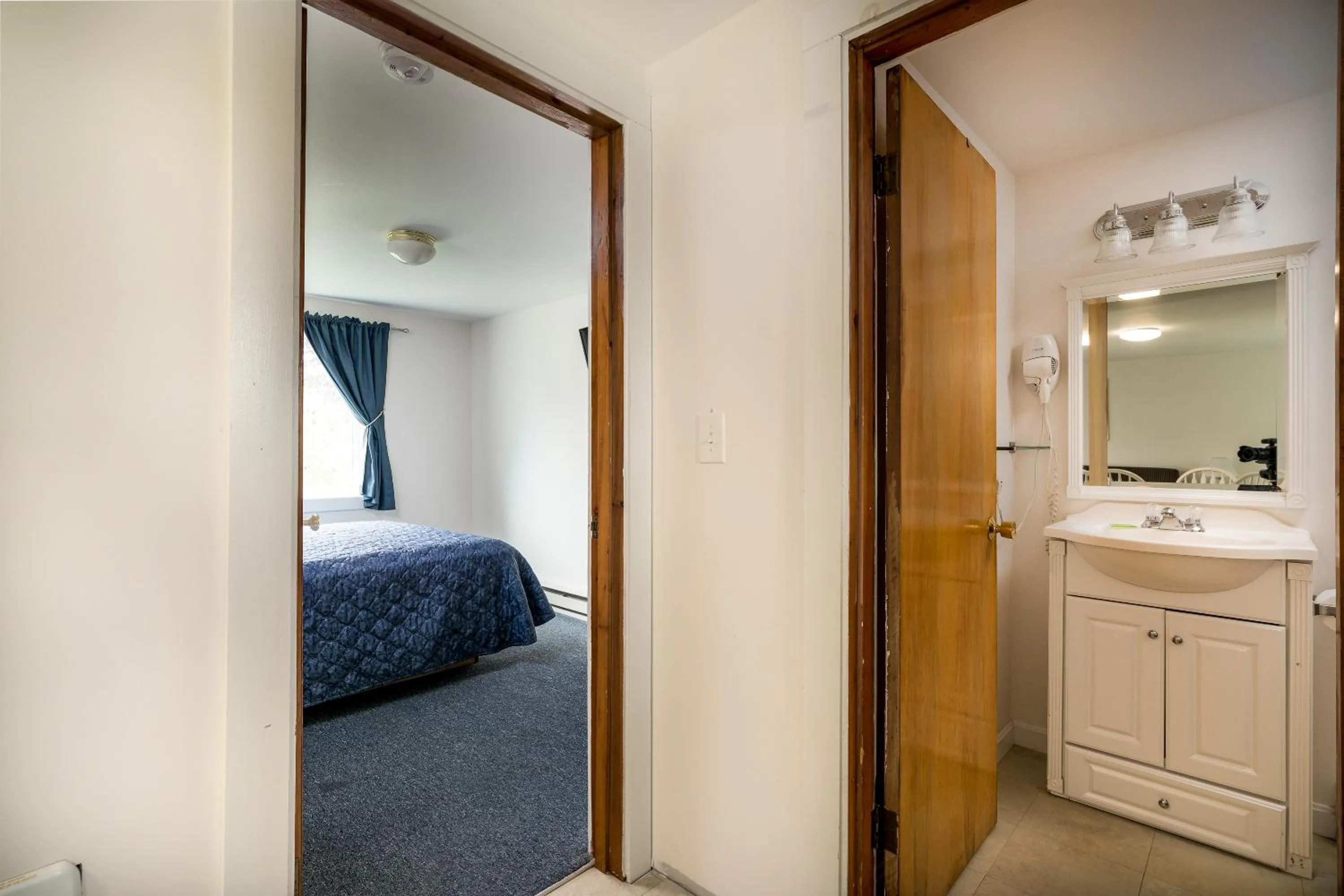 Bed in Ne'r Beach Motel