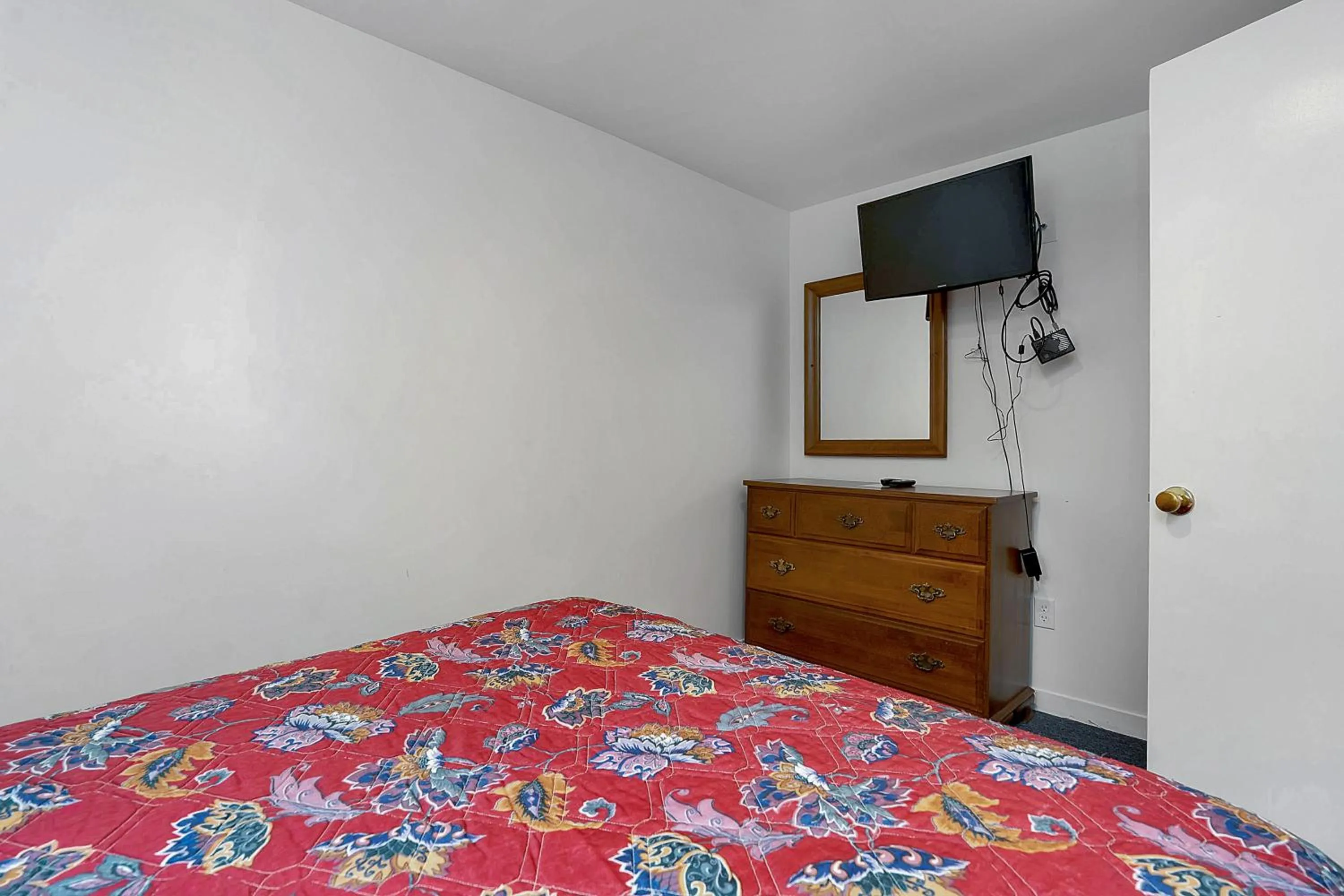 Bed in Ne'r Beach Motel