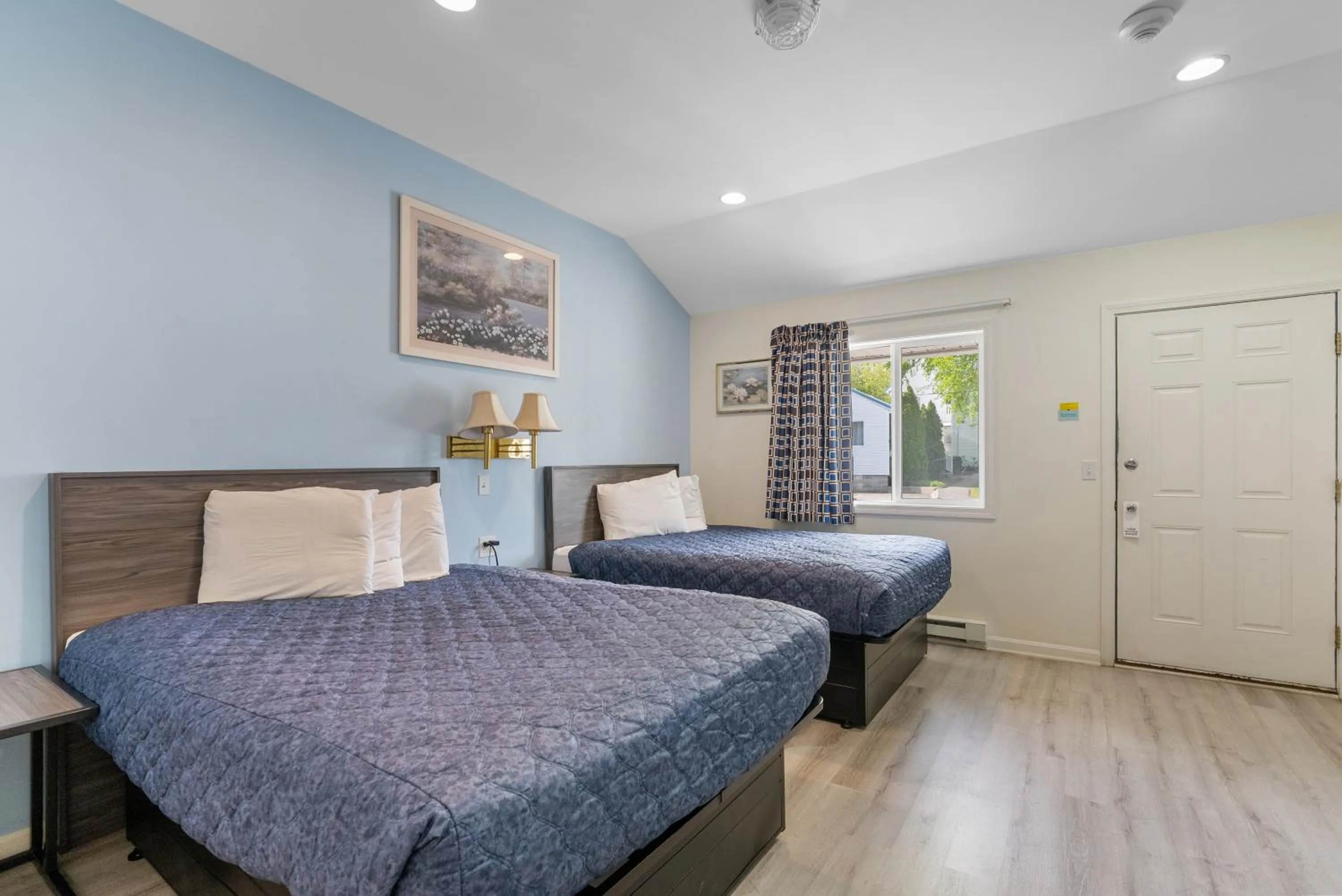 Bed in Ne'r Beach Motel