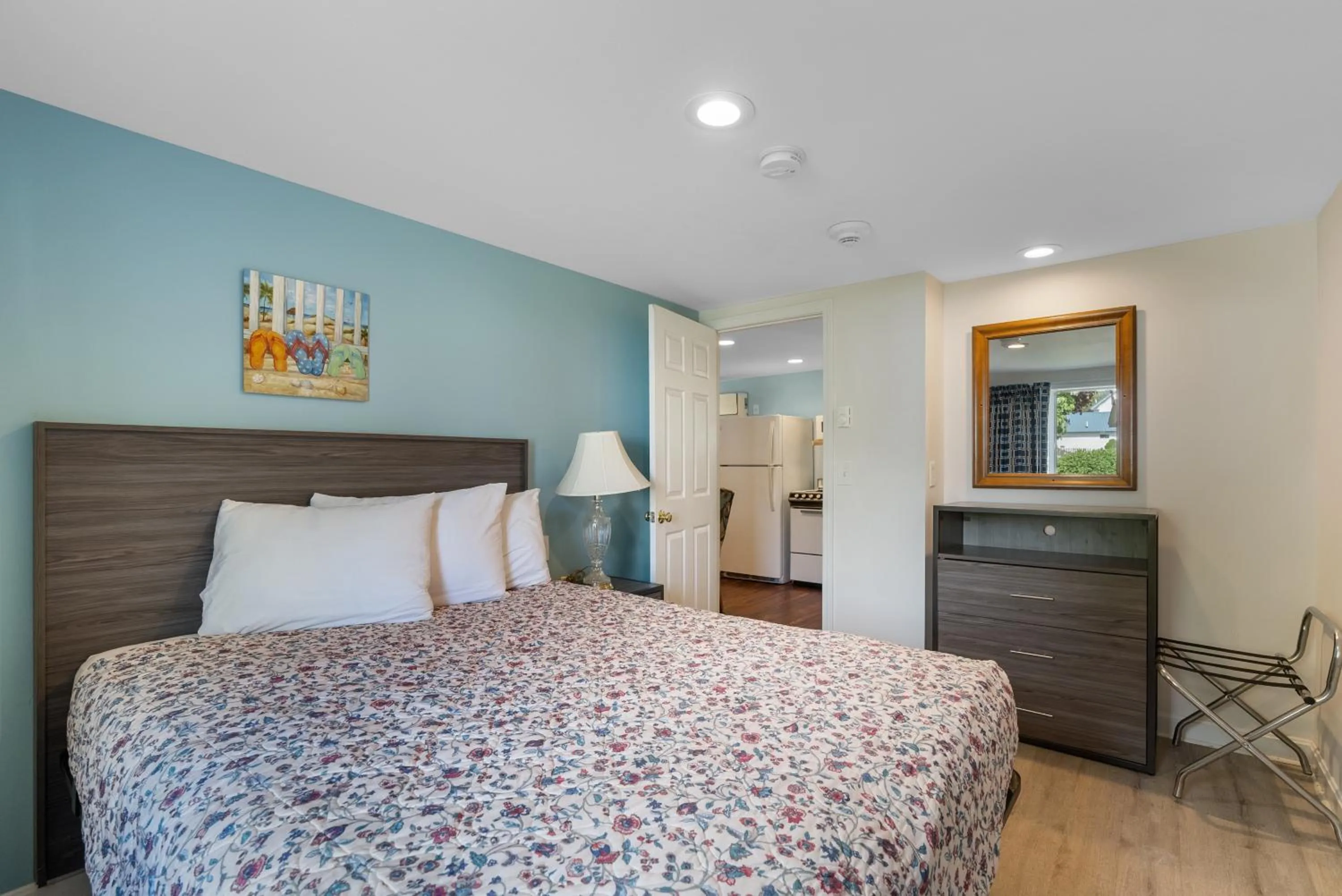 Bed in Ne'r Beach Motel