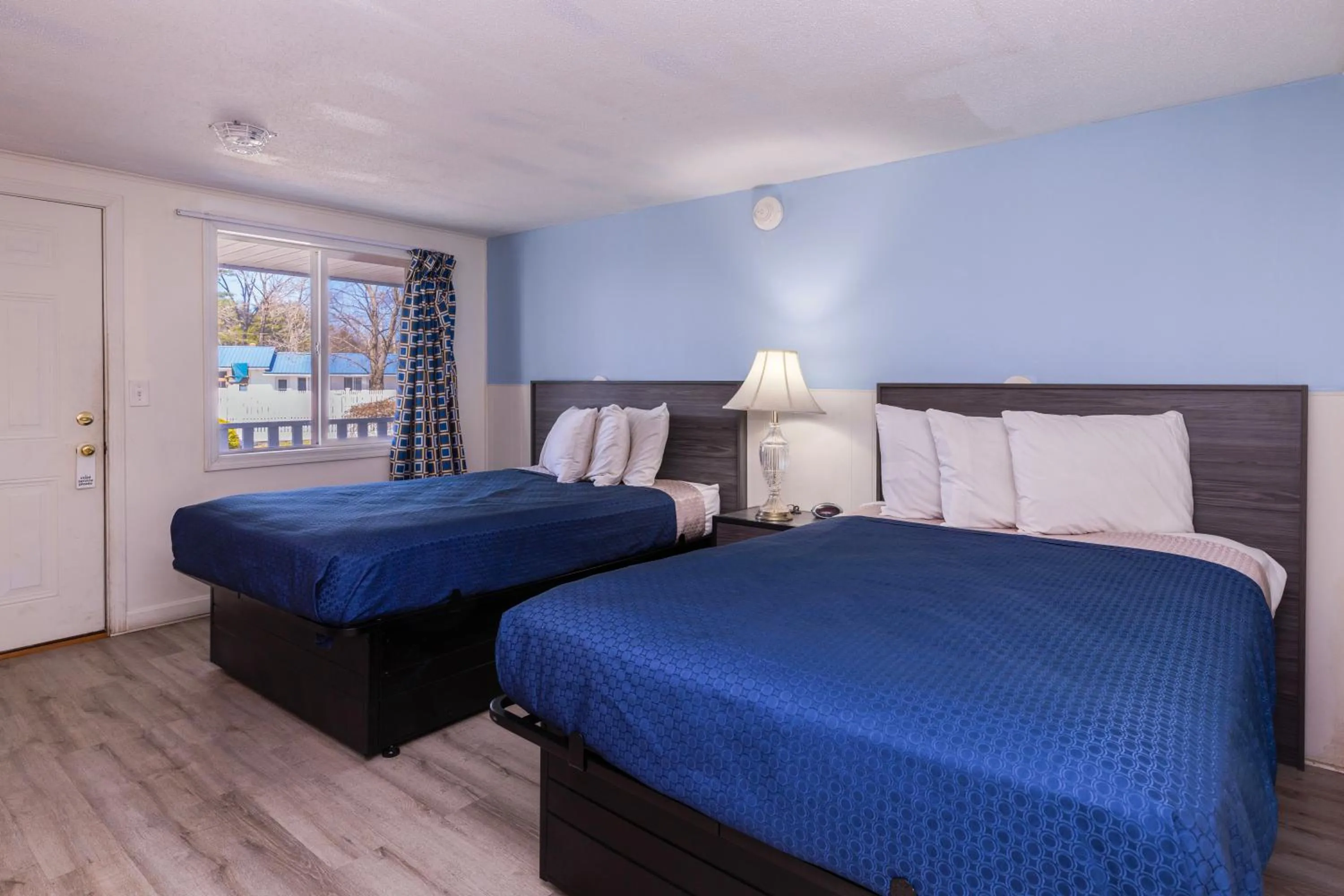 Bed in Ne'r Beach Motel