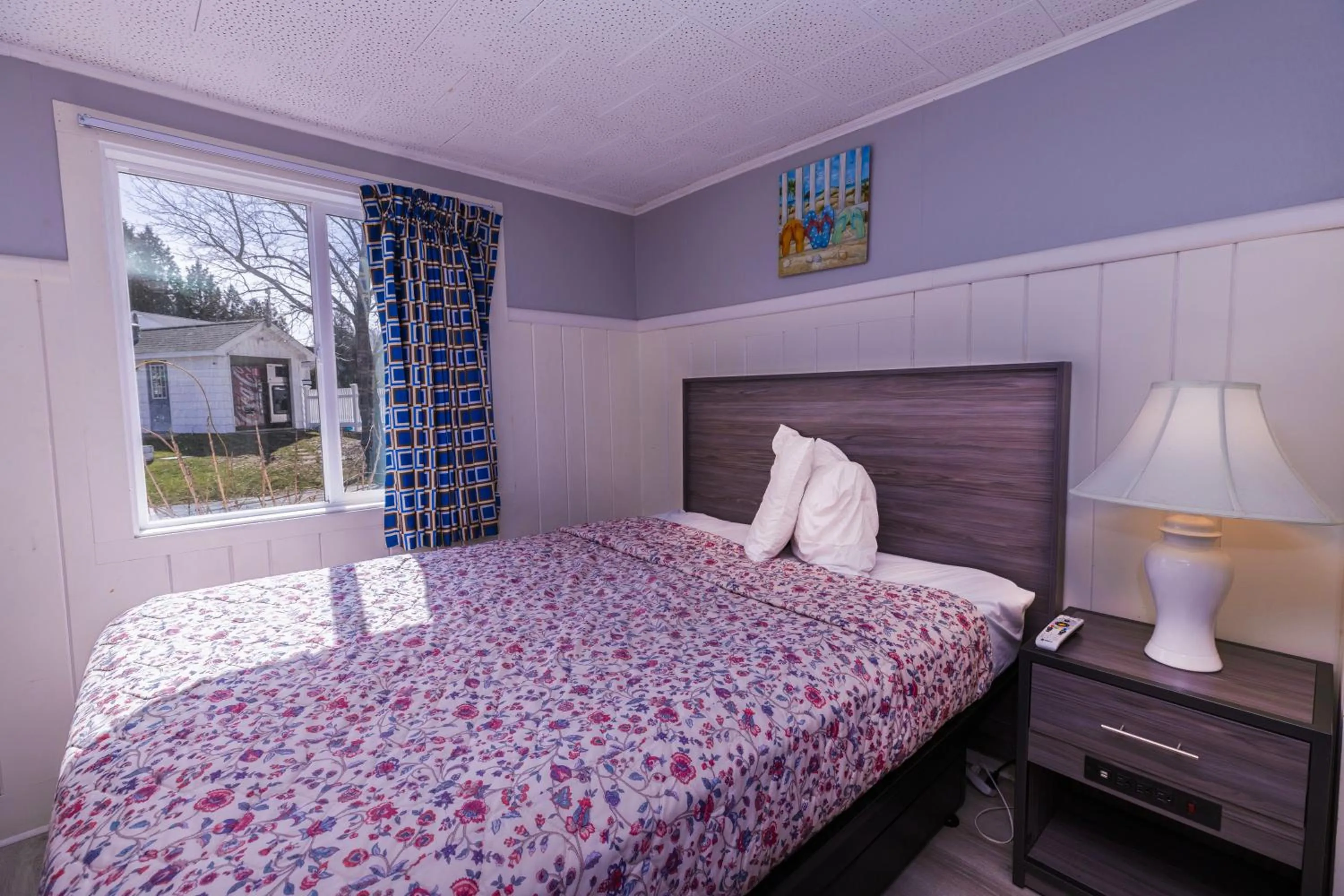 Bed in Ne'r Beach Motel