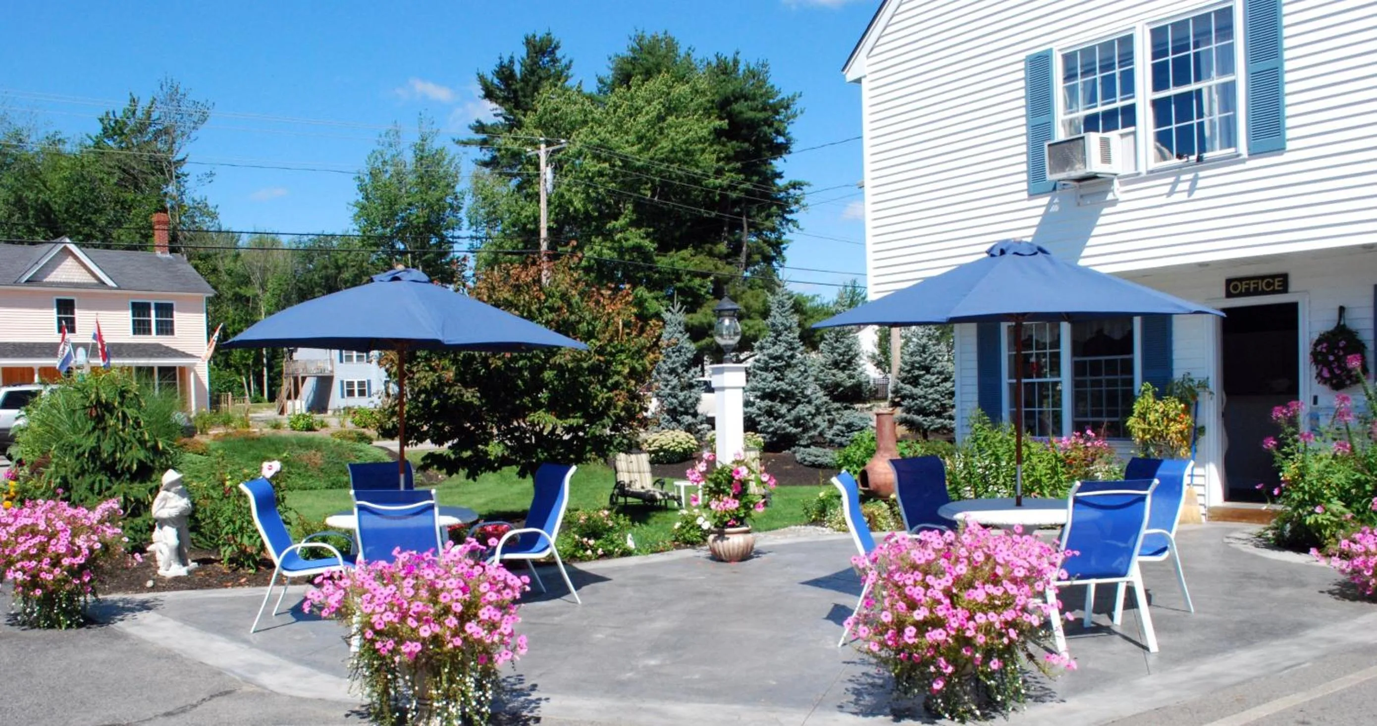 Patio in Ne'r Beach Motel