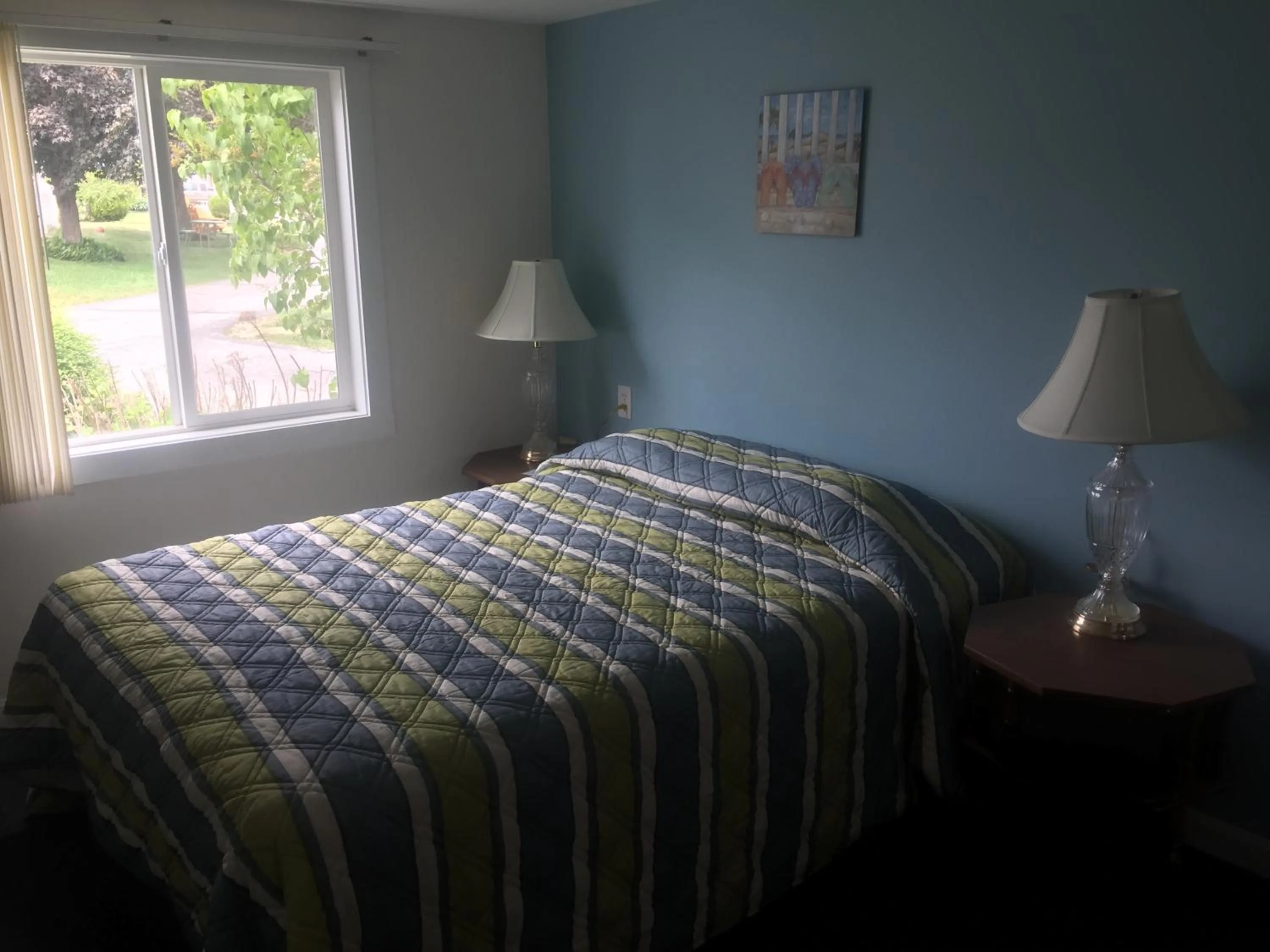 Bed in Ne'r Beach Motel