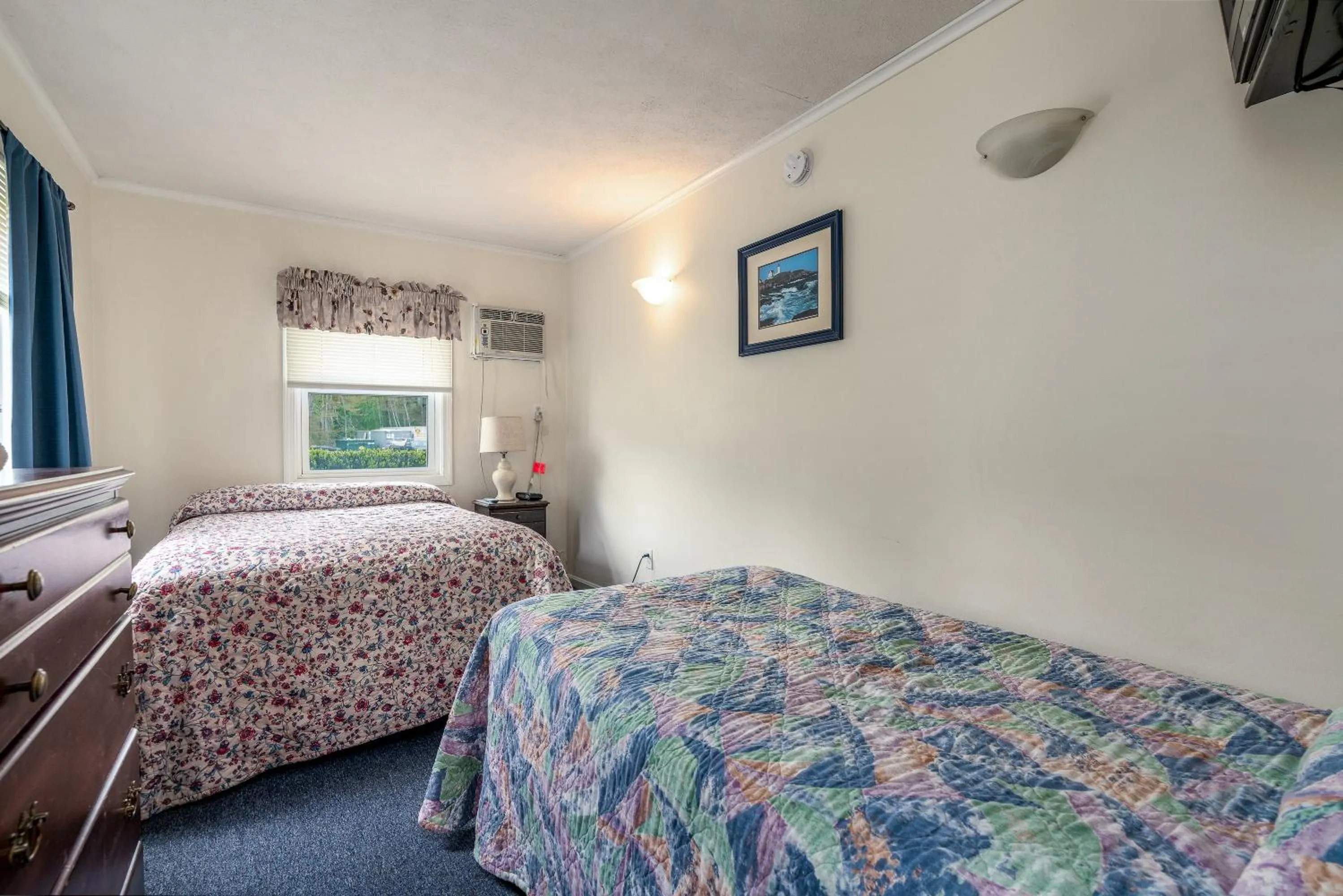 Bed in Ne'r Beach Motel