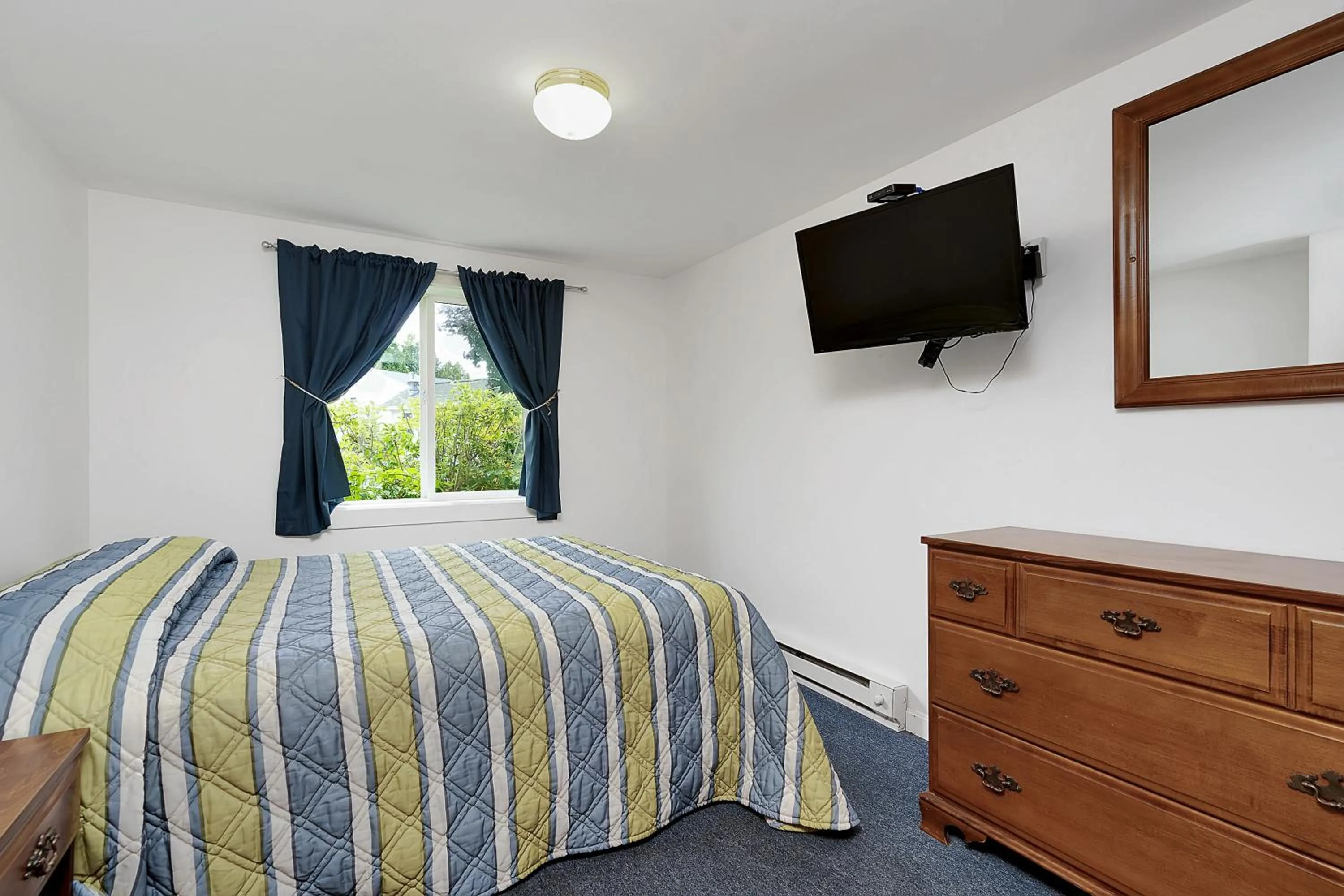 Bed in Ne'r Beach Motel