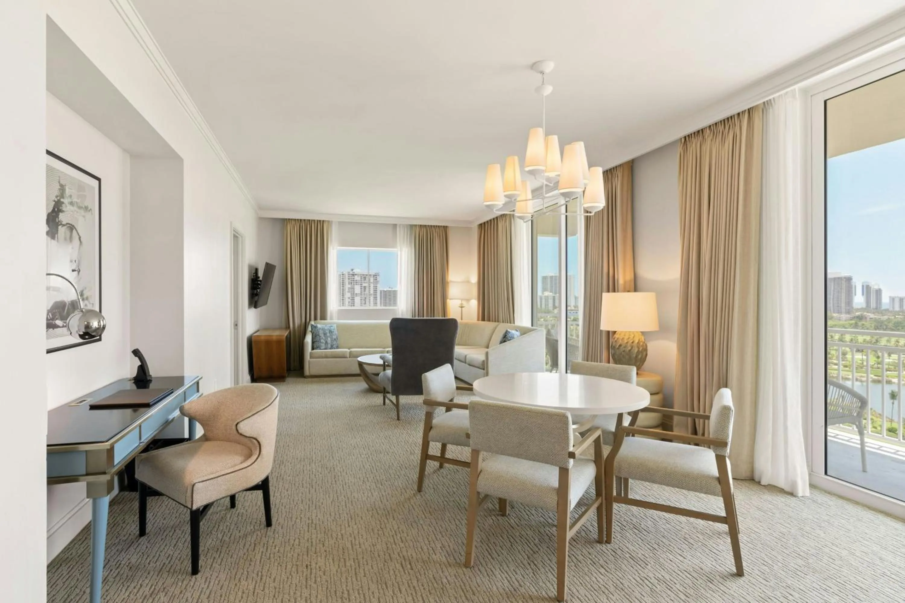 Lounge or bar in JW Marriott Miami Turnberry Resort & Spa