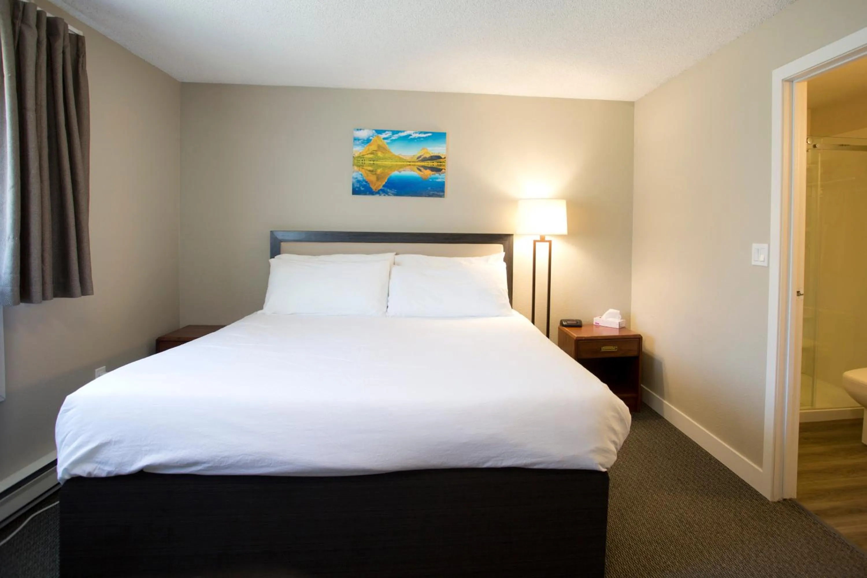 Bedroom, Bed in Valemount Vacation Inn