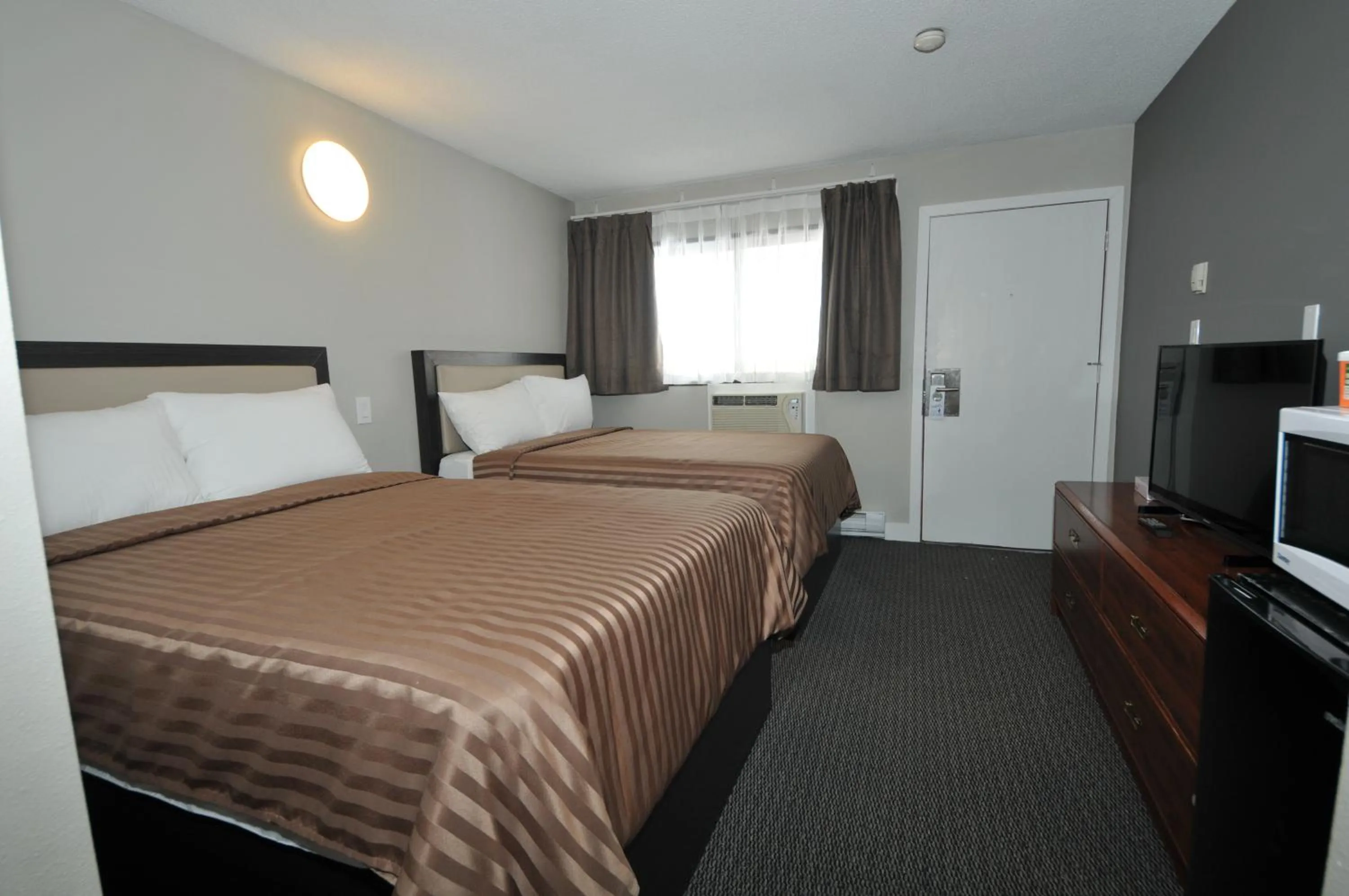 Living room, Bed in Valemount Vacation Inn