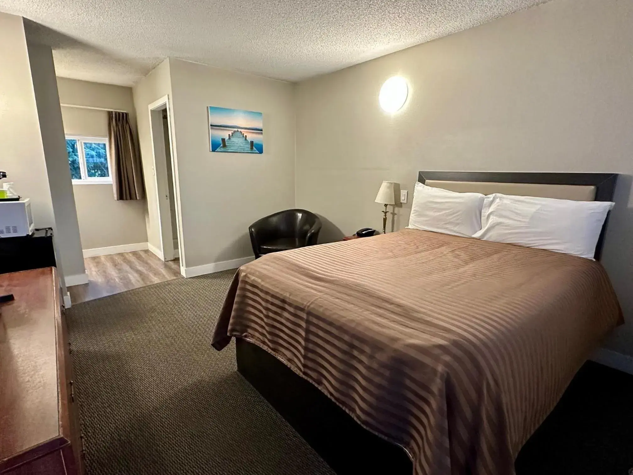 Standard Queen Room - single occupancy in Valemount Vacation Inn Standard Queen Room - single occupancy in Valemount Vacation Inn