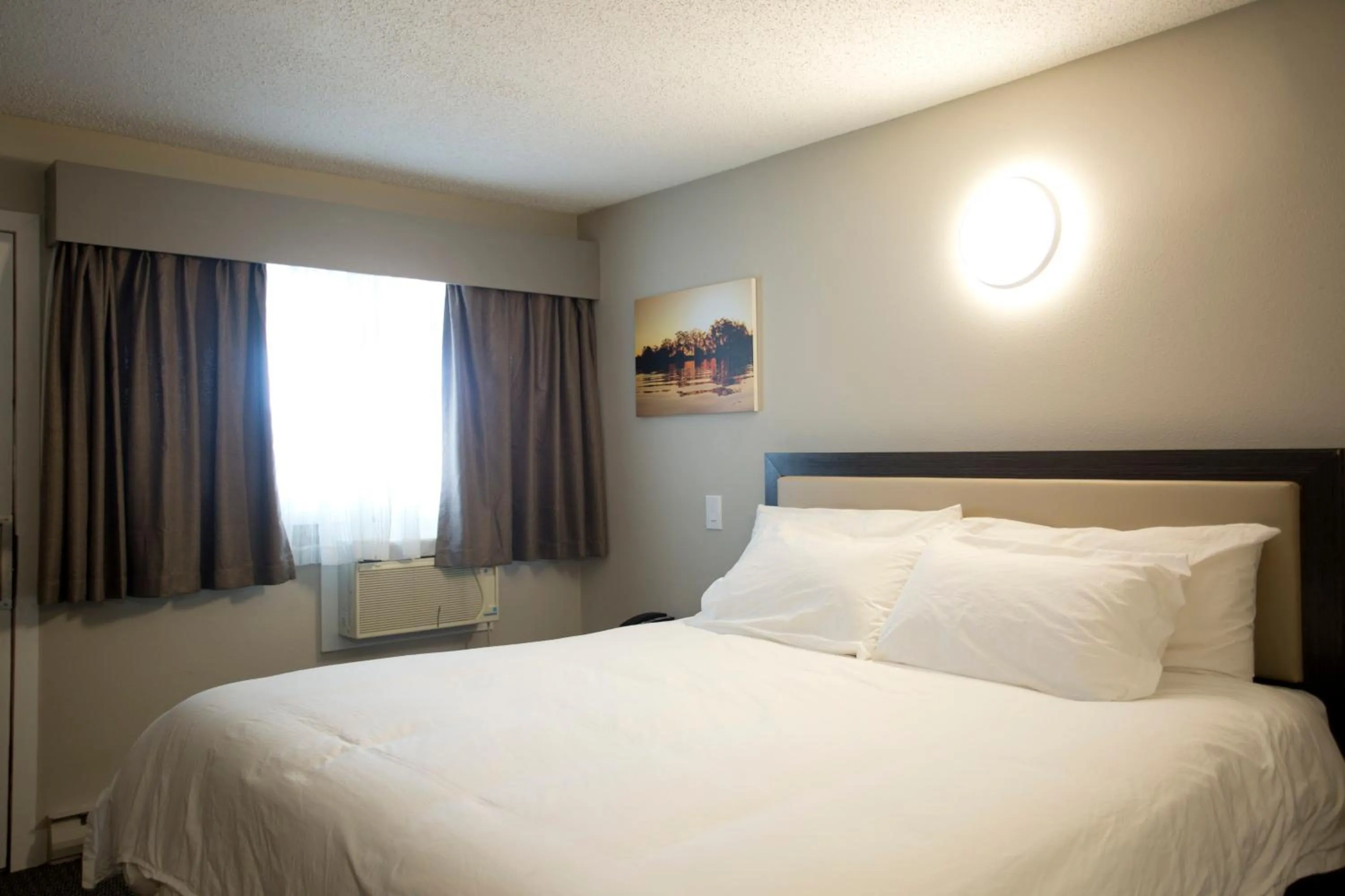 Bedroom, Bed in Valemount Vacation Inn