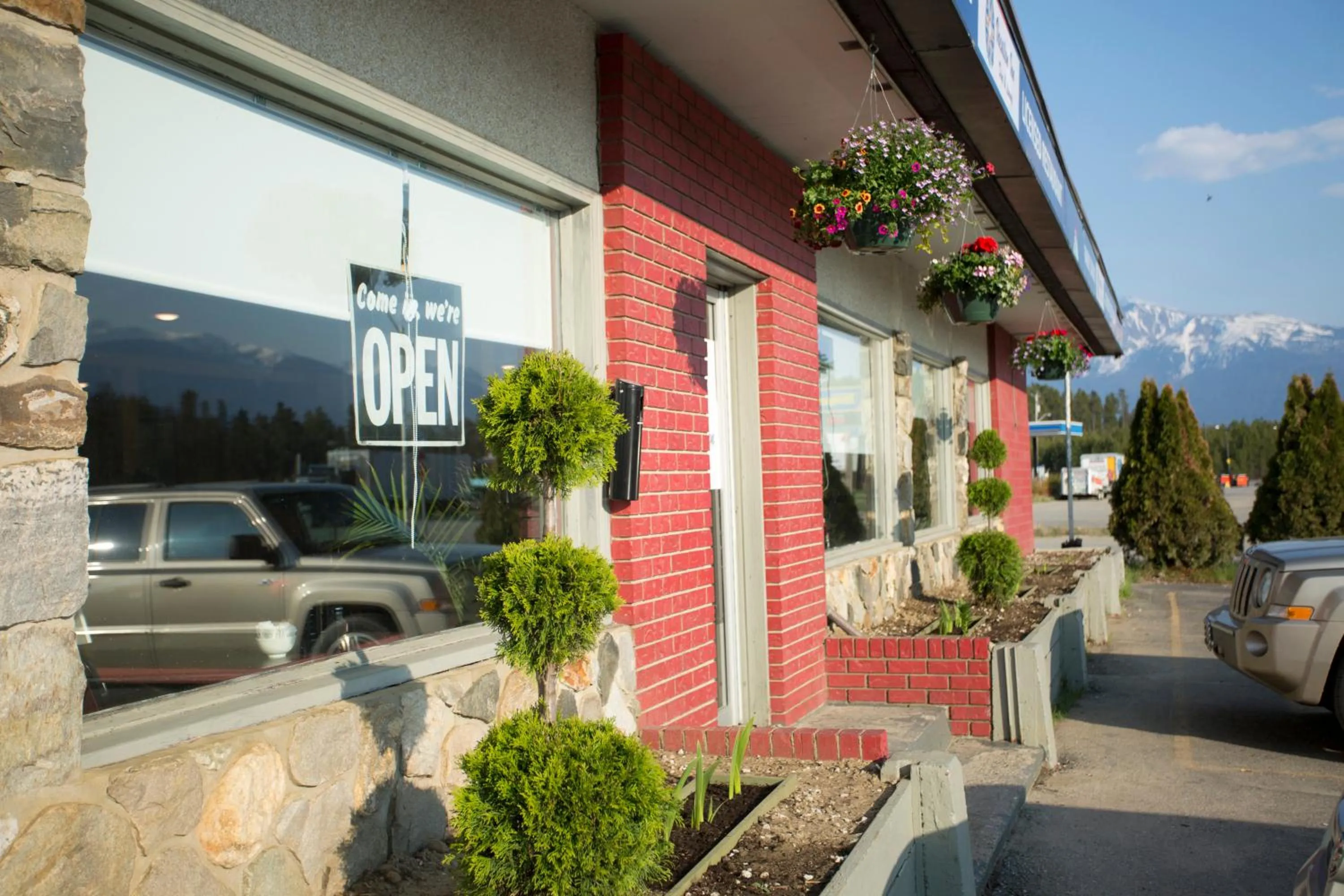 Facade/entrance in Valemount Vacation Inn
