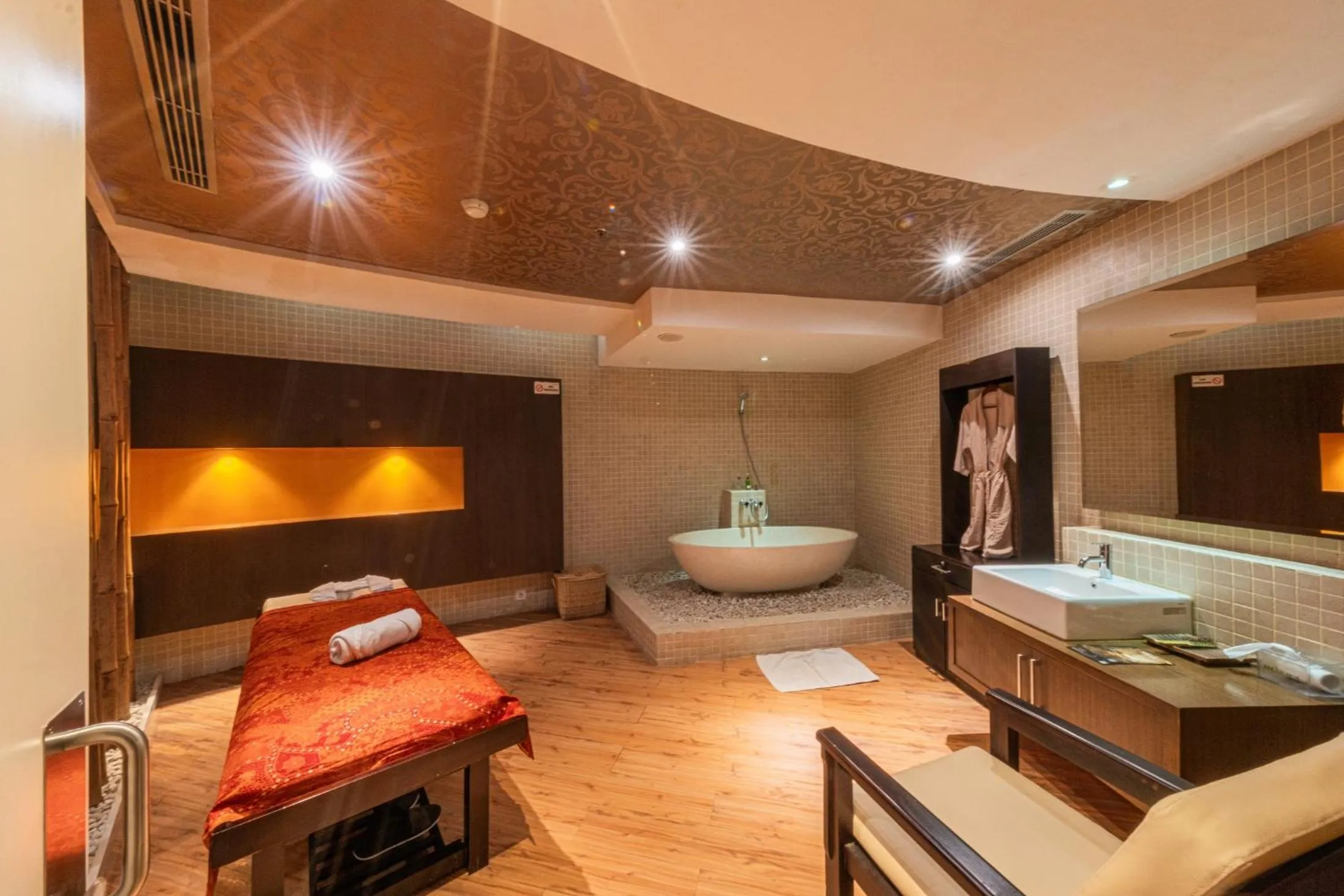 Spa and wellness centre/facilities, Bed in Grand Jatra Hotel Balikpapan