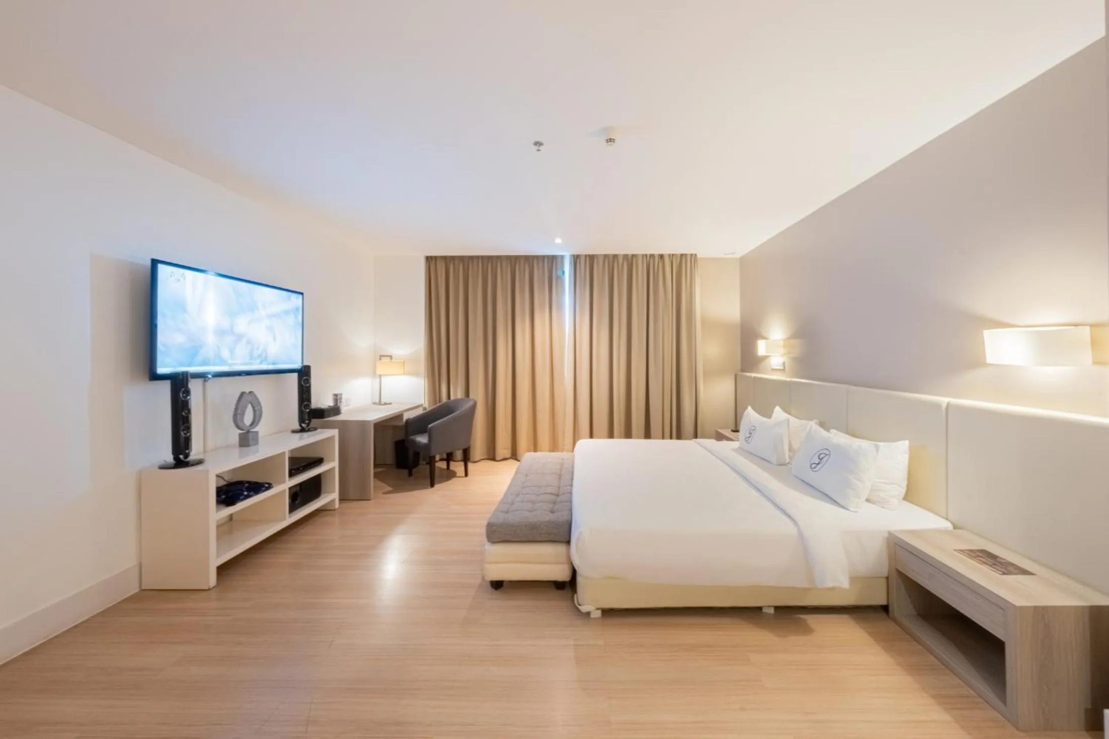 Photo of the whole room, Bed in Grand Jatra Hotel Balikpapan