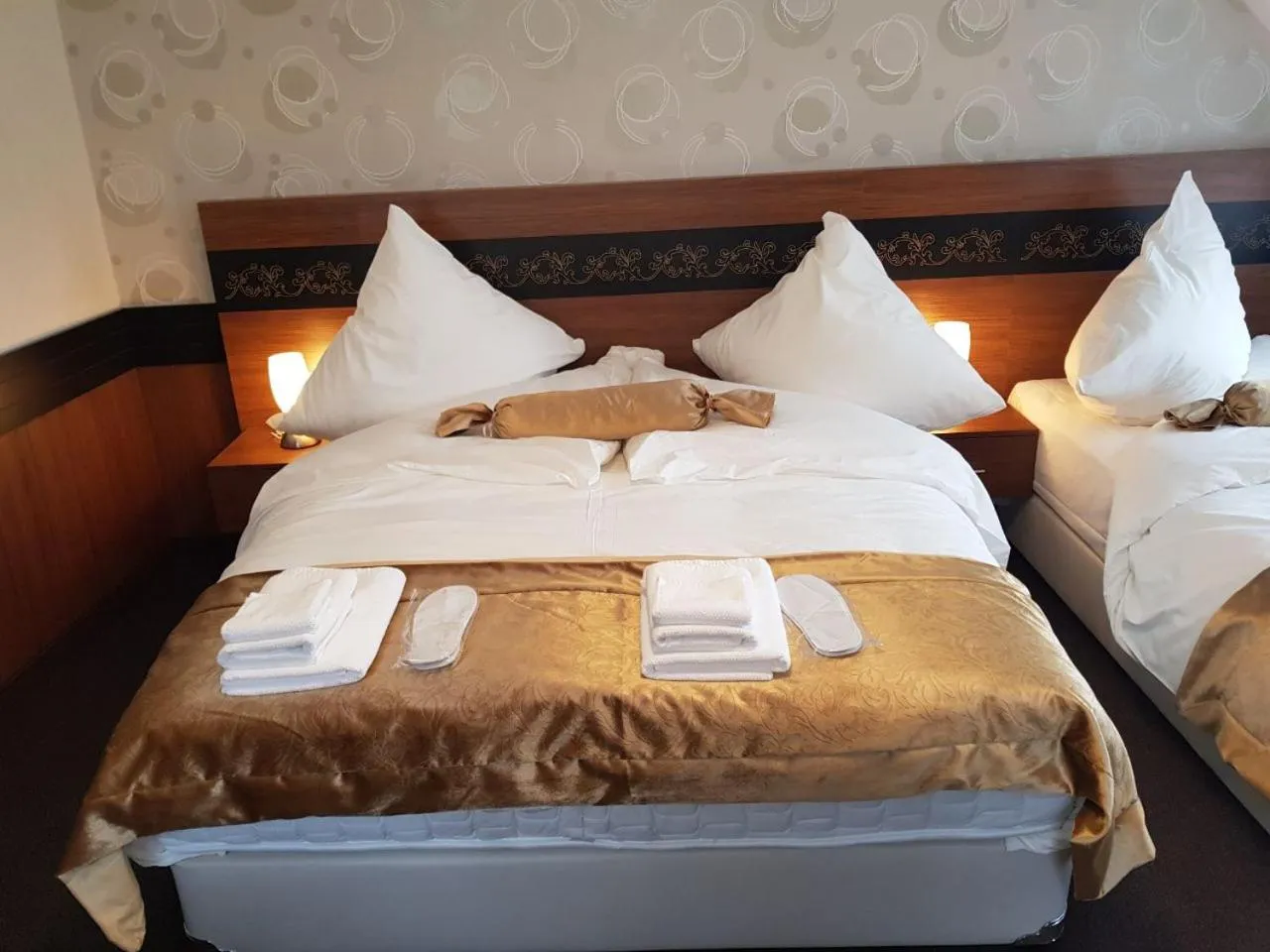 Photo of the whole room, Bed in Hotel im Anker