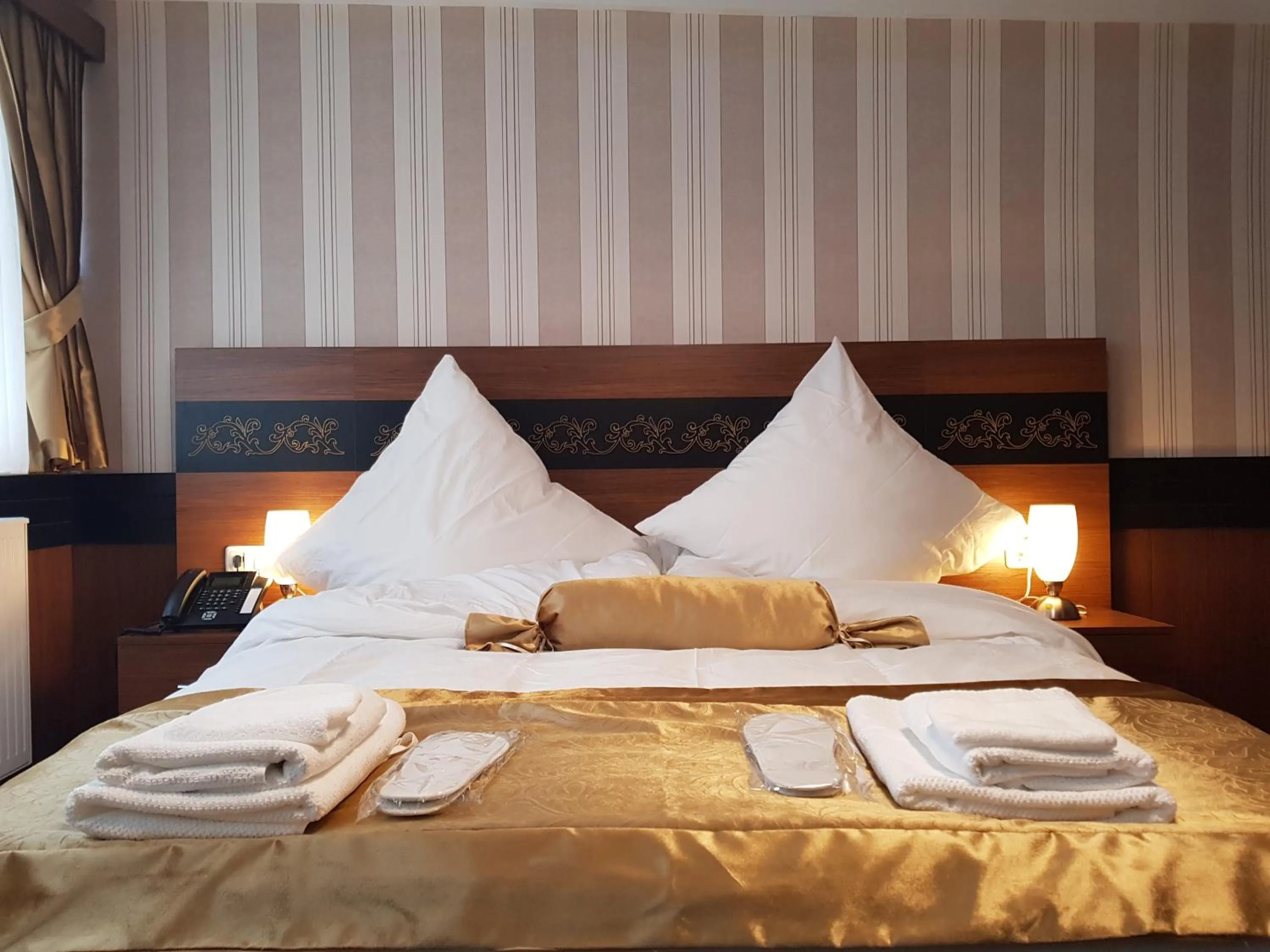 Photo of the whole room, Bed in Hotel im Anker