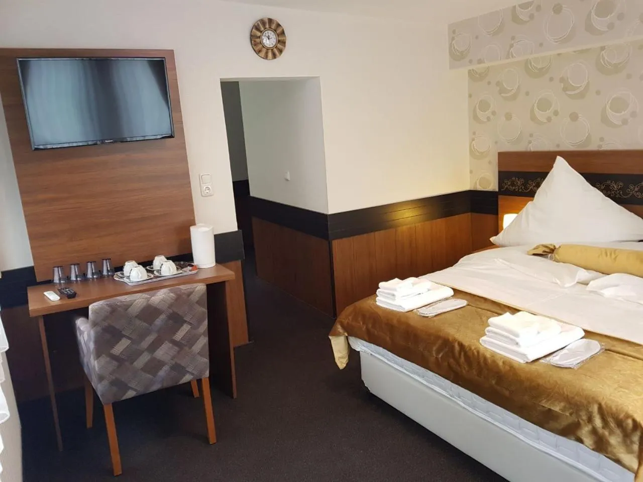 Photo of the whole room, Bed in Hotel im Anker