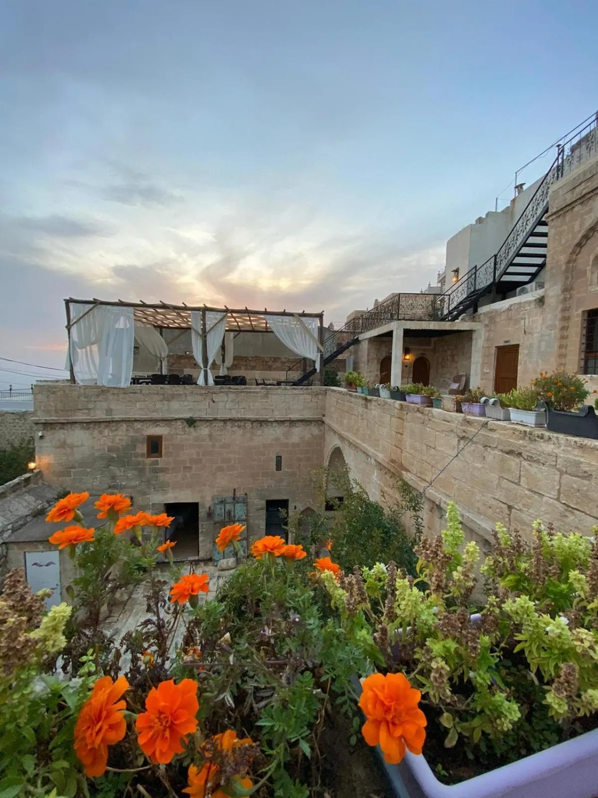 Property building in Dara Konagı