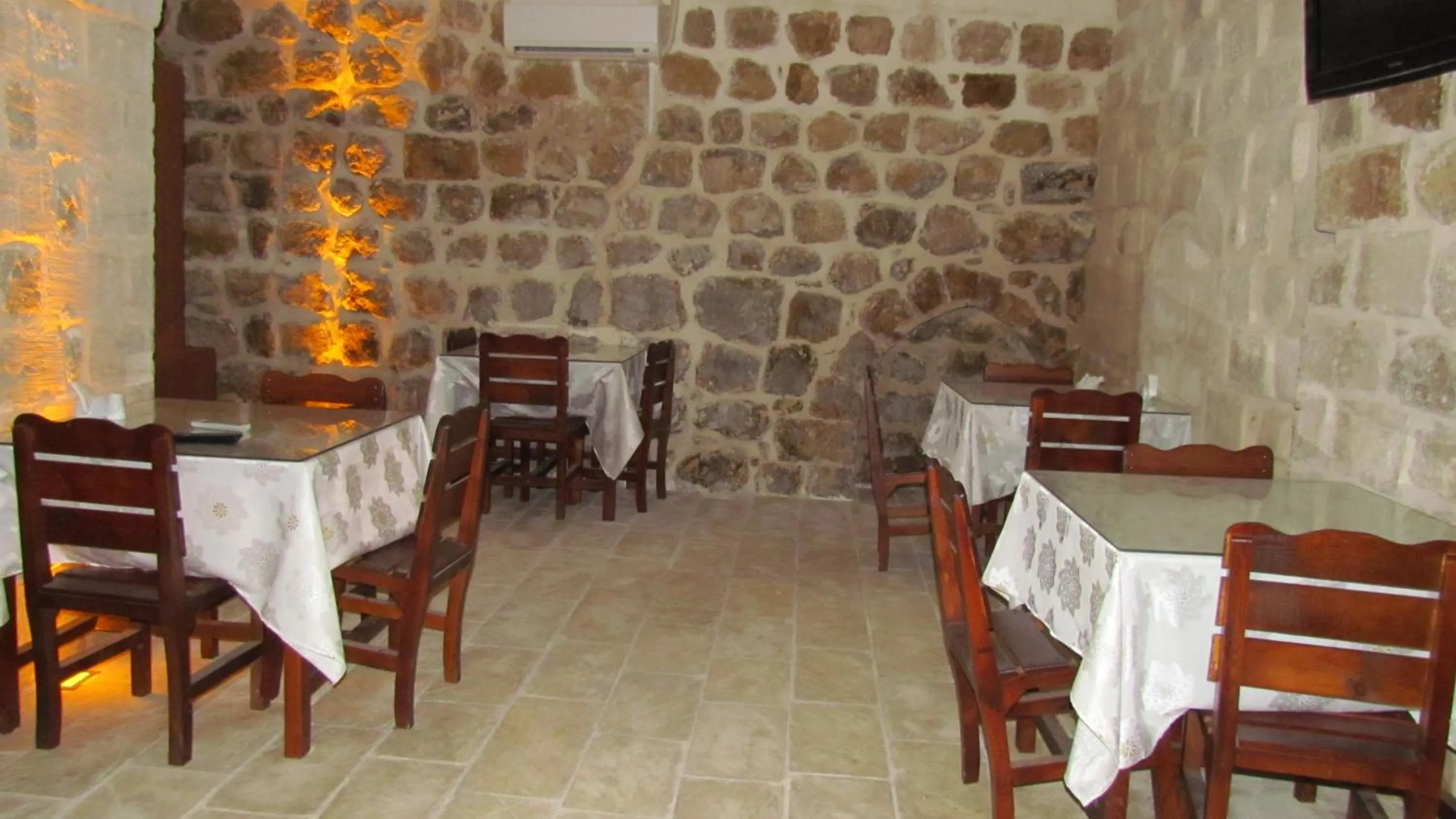 Restaurant/places to eat in Dara Konagı