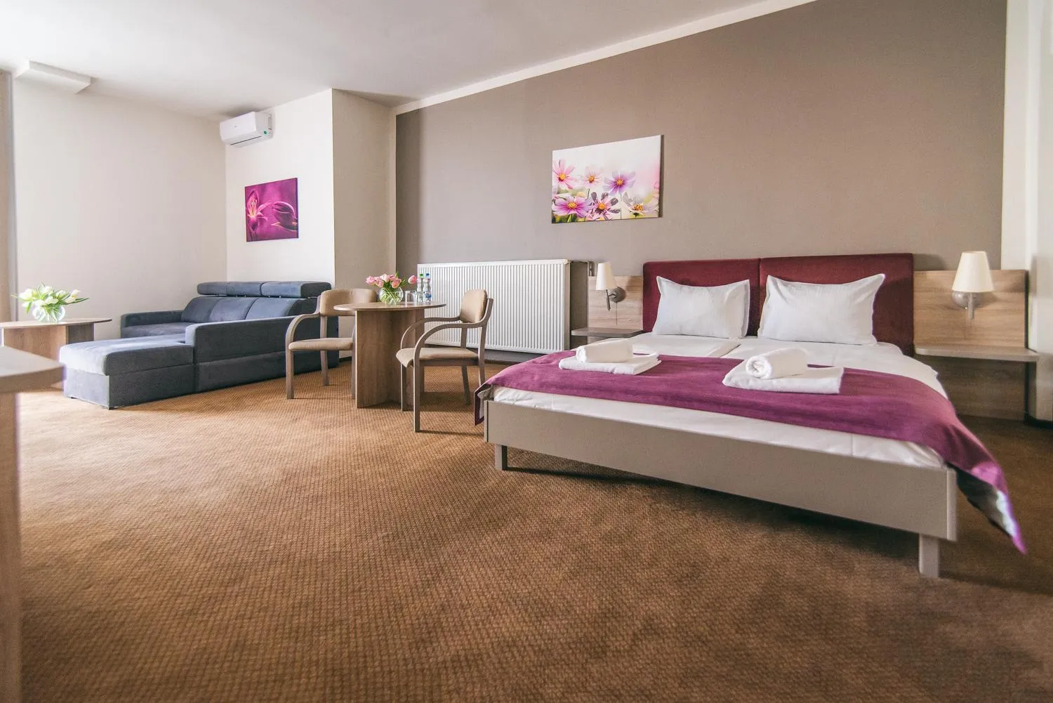 Photo of the whole room, Bed in Hotel Forum