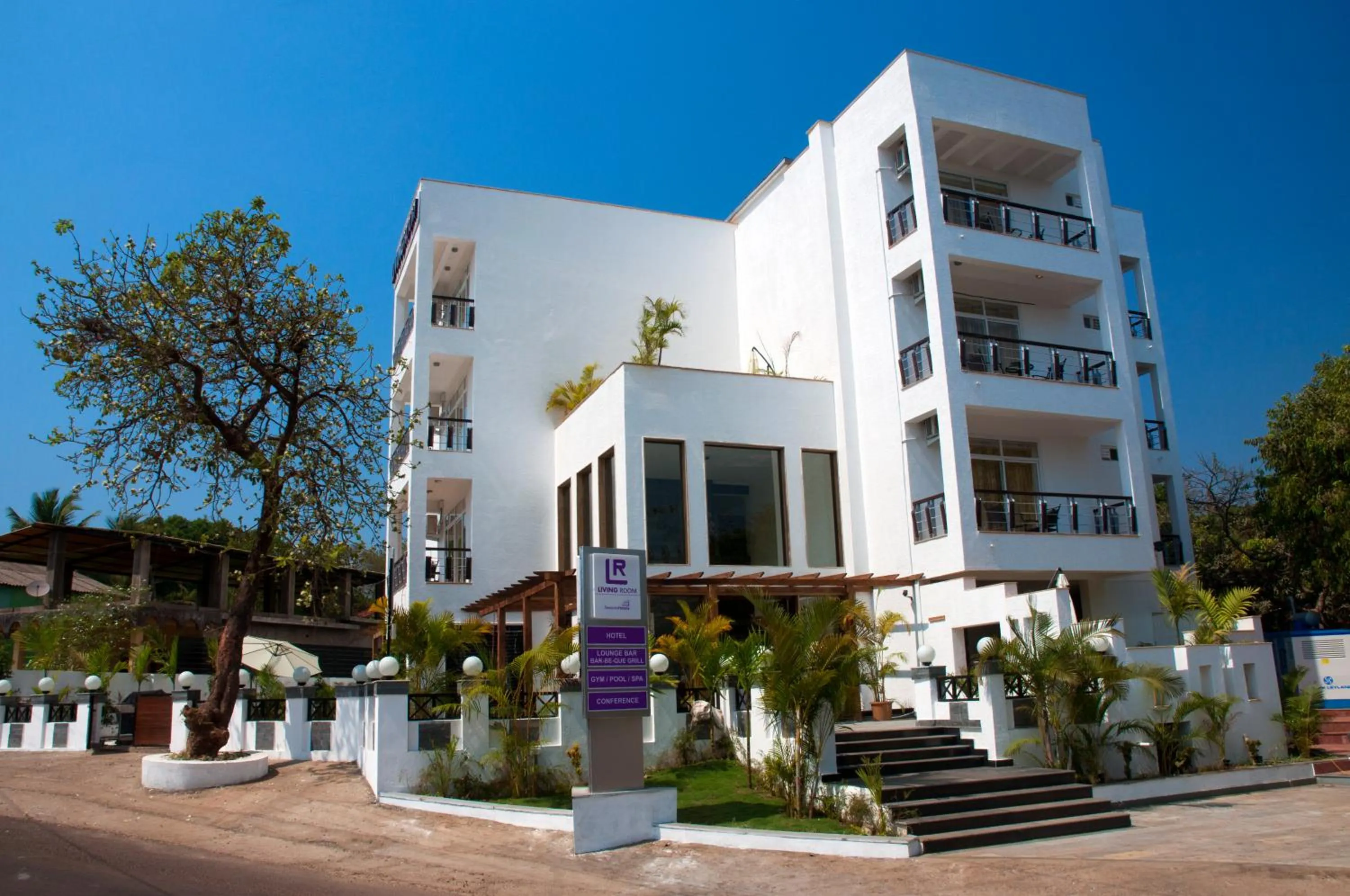 Facade/entrance in Living Room by Seasons, Goa