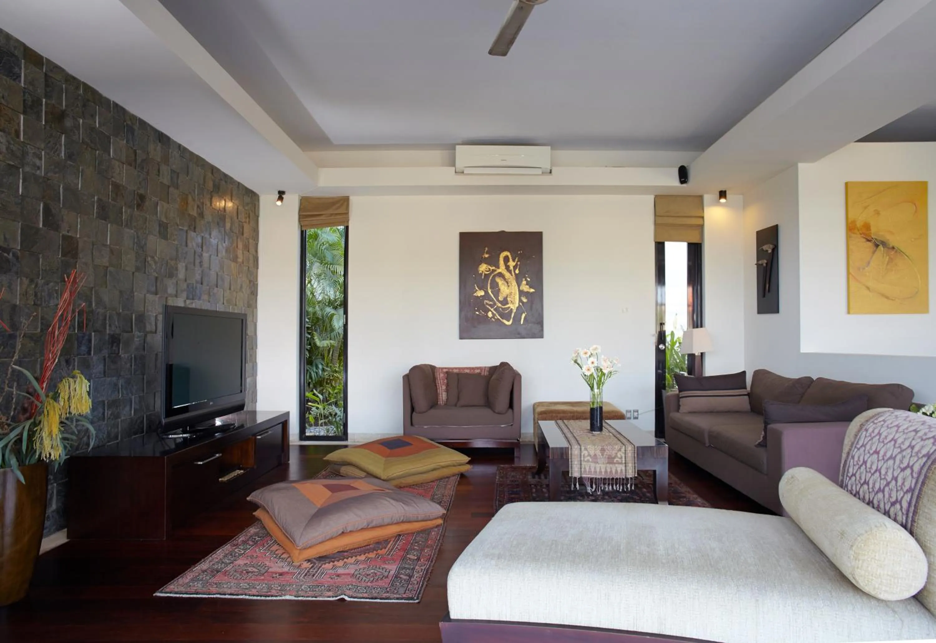 Communal lounge/ TV room in Temple Hill Residence Villa