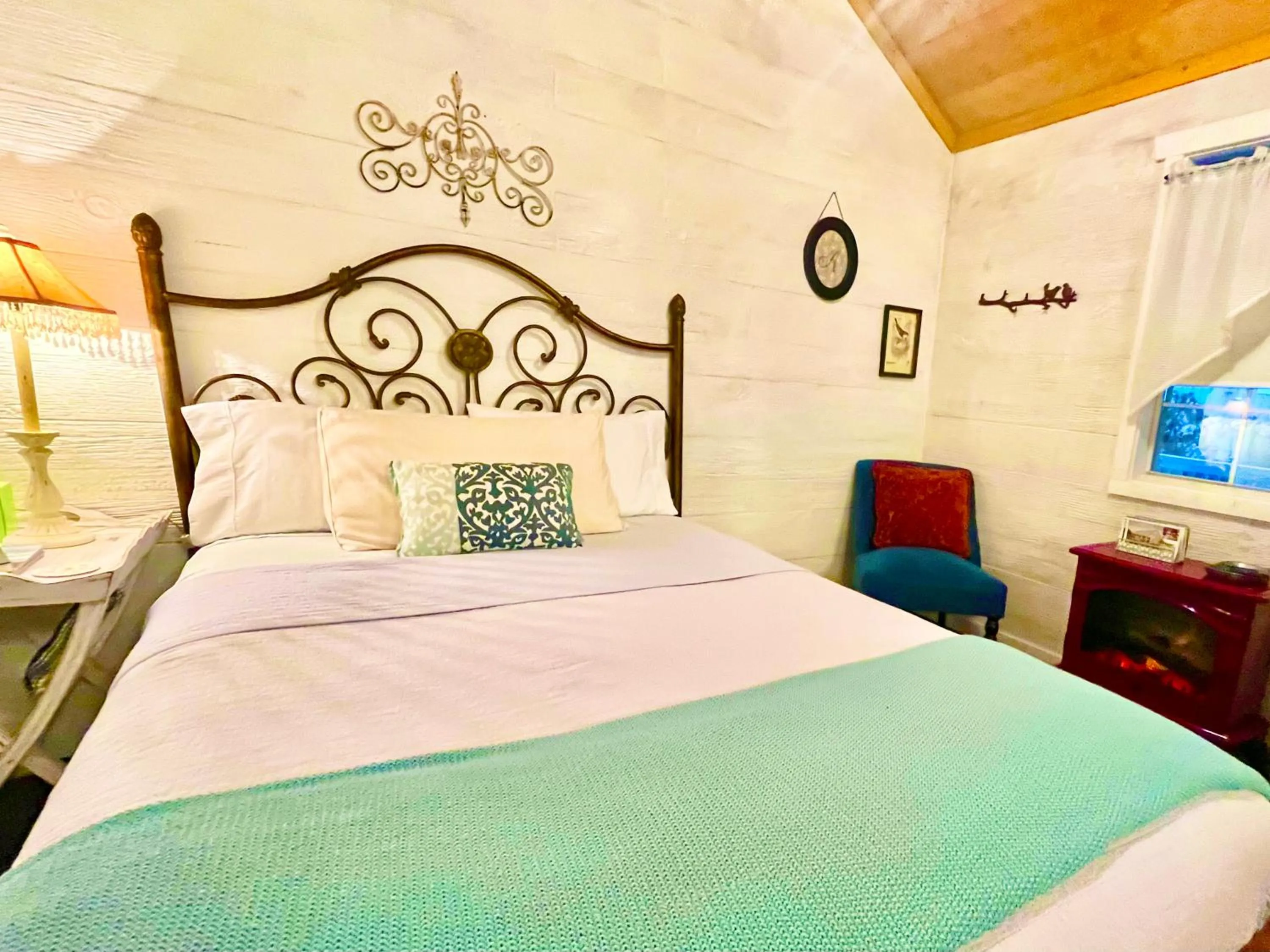 Bed in The Alexander at Creek Road