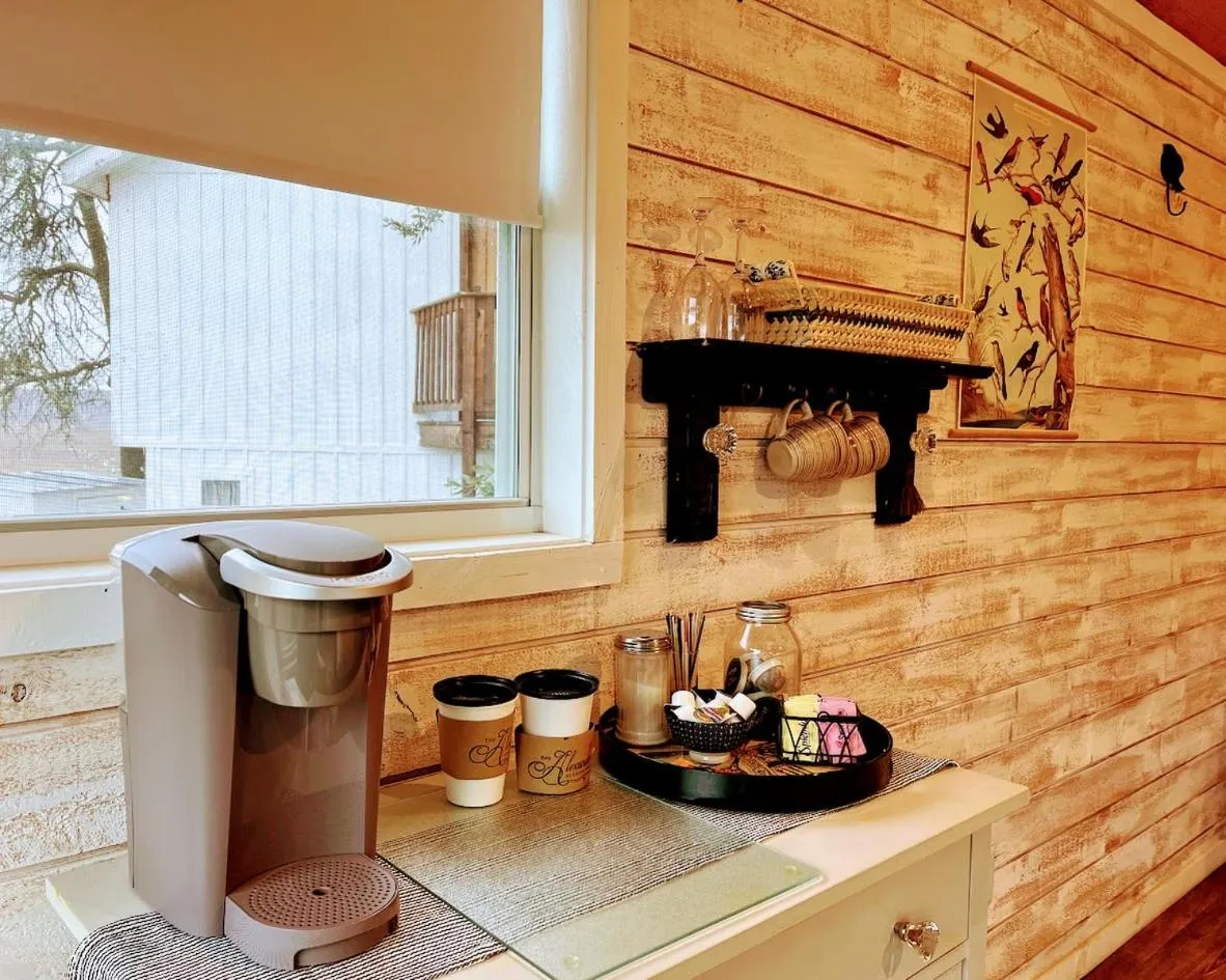 Coffee/tea facilities in The Alexander at Creek Road