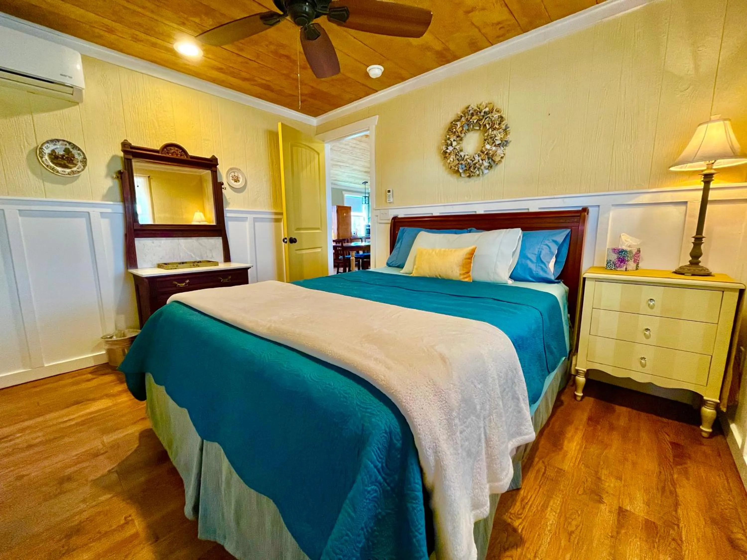 Bedroom, Bed in The Alexander at Creek Road