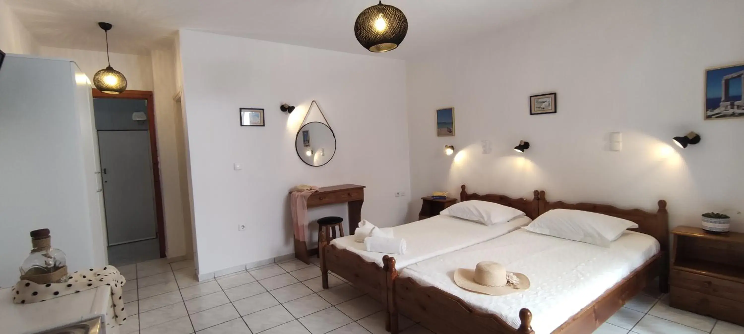 Large Twin Room Semi-Basement in Kapetanos Rooms Large Twin Room Semi-Basement in Kapetanos Rooms