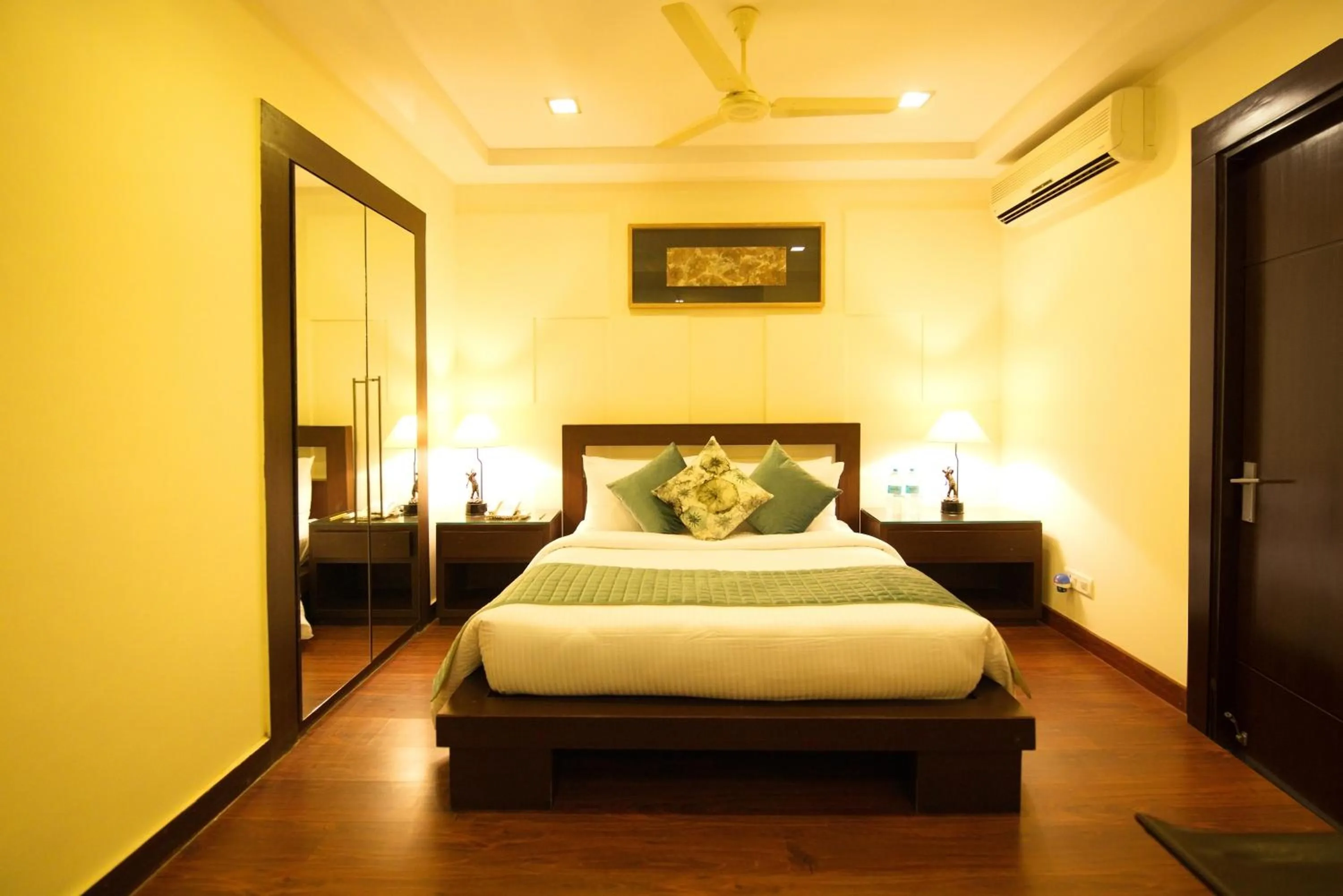 Bedroom, Bed in Lemon Tree Hotel, Tarudhan Valley, Manesar