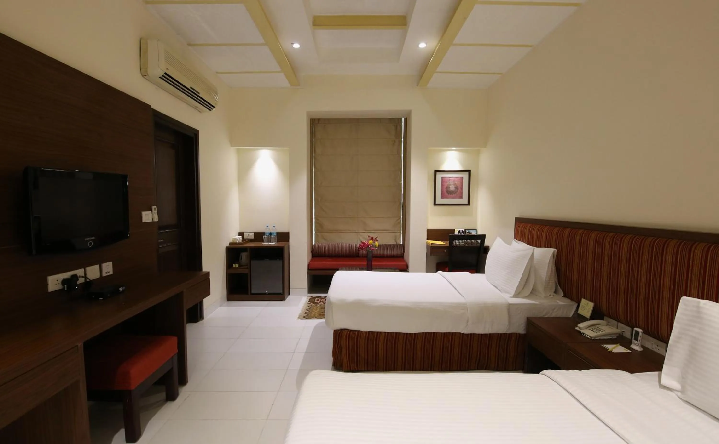 Photo of the whole room, Bed in Lemon Tree Hotel, Tarudhan Valley, Manesar